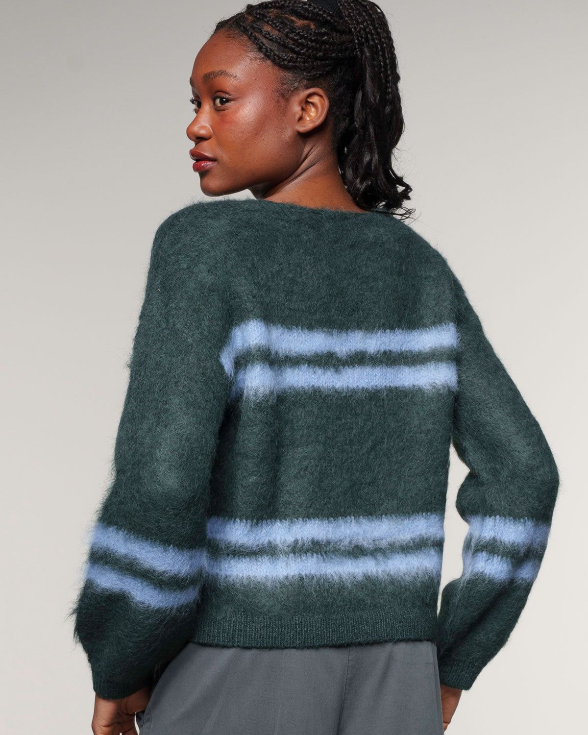 Brushed Stripe Pulli – Vorderansicht in Zeder #farbe_zeder