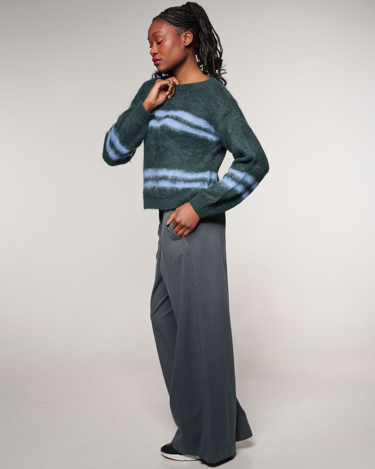 Brushed Stripe Pulli in Zeder – Frontansicht #farbe_zeder