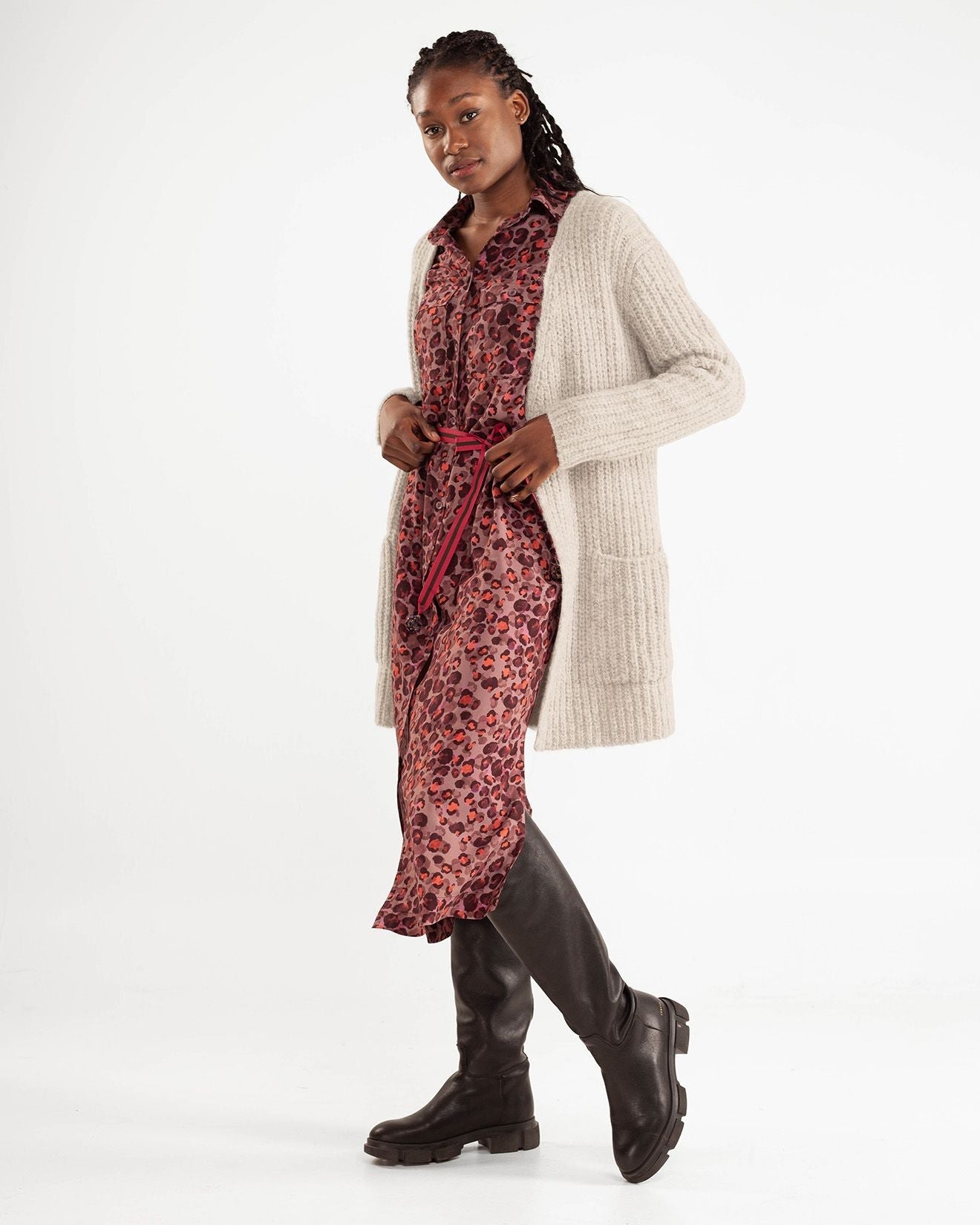 Suri Jacke - Long Cardigan – Detailansicht Verarbeitung in Ecru #farbe_ecru