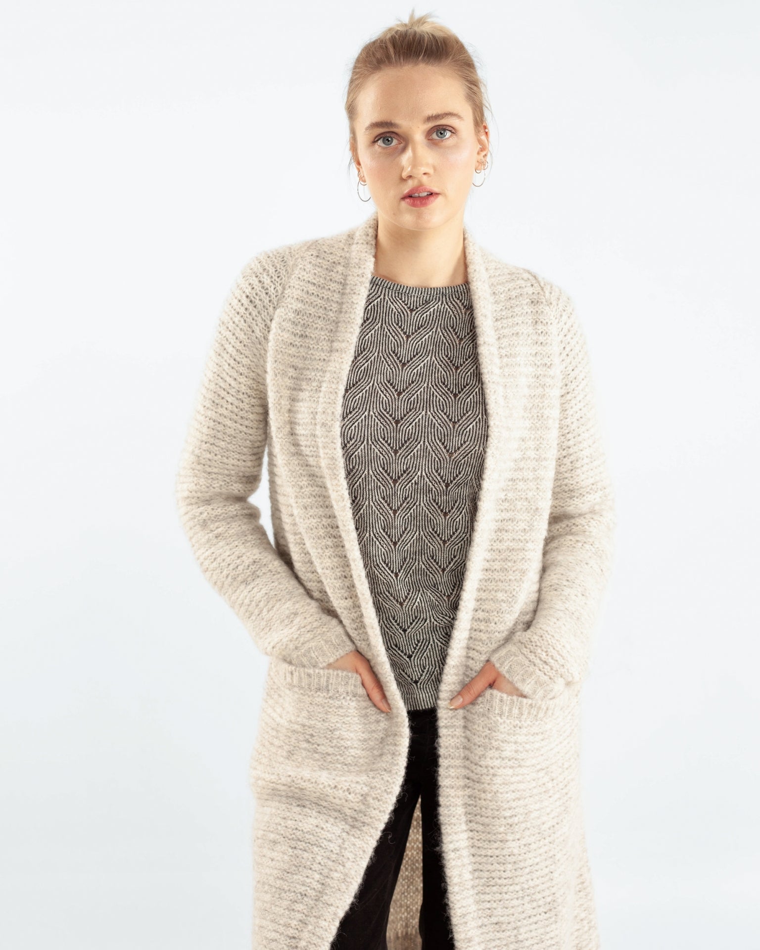 Light Raglan Coat in Ecru – Halbnahaufnahme #farbe_ecru
