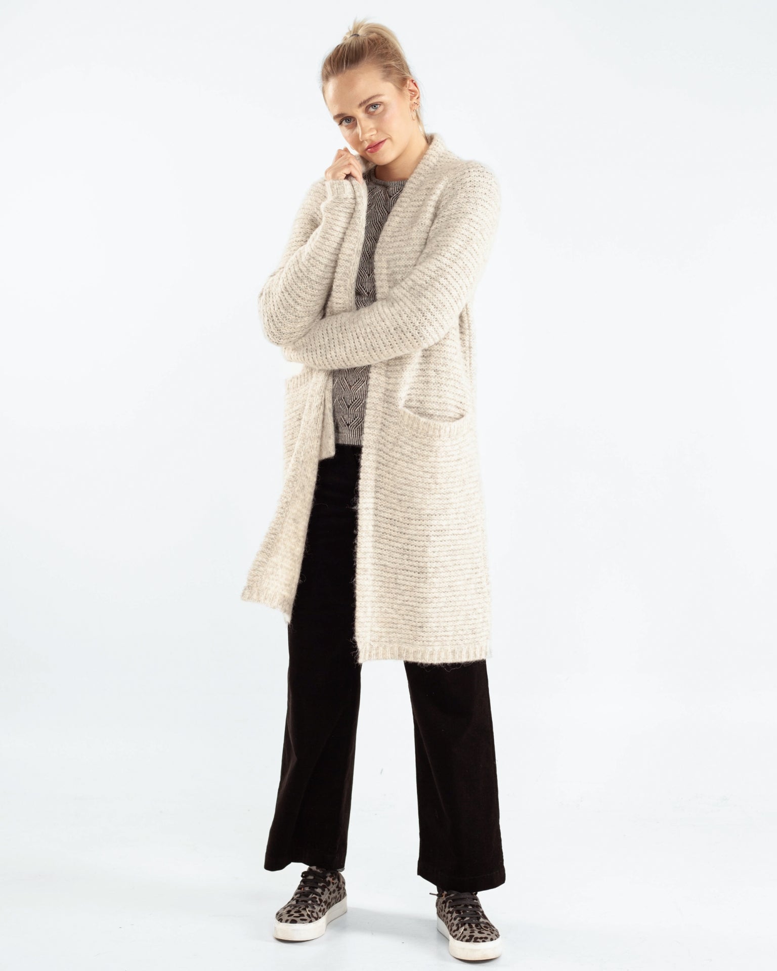 Light Raglan Coat in Ecru – Styling-Ansicht myloook #farbe_ecru