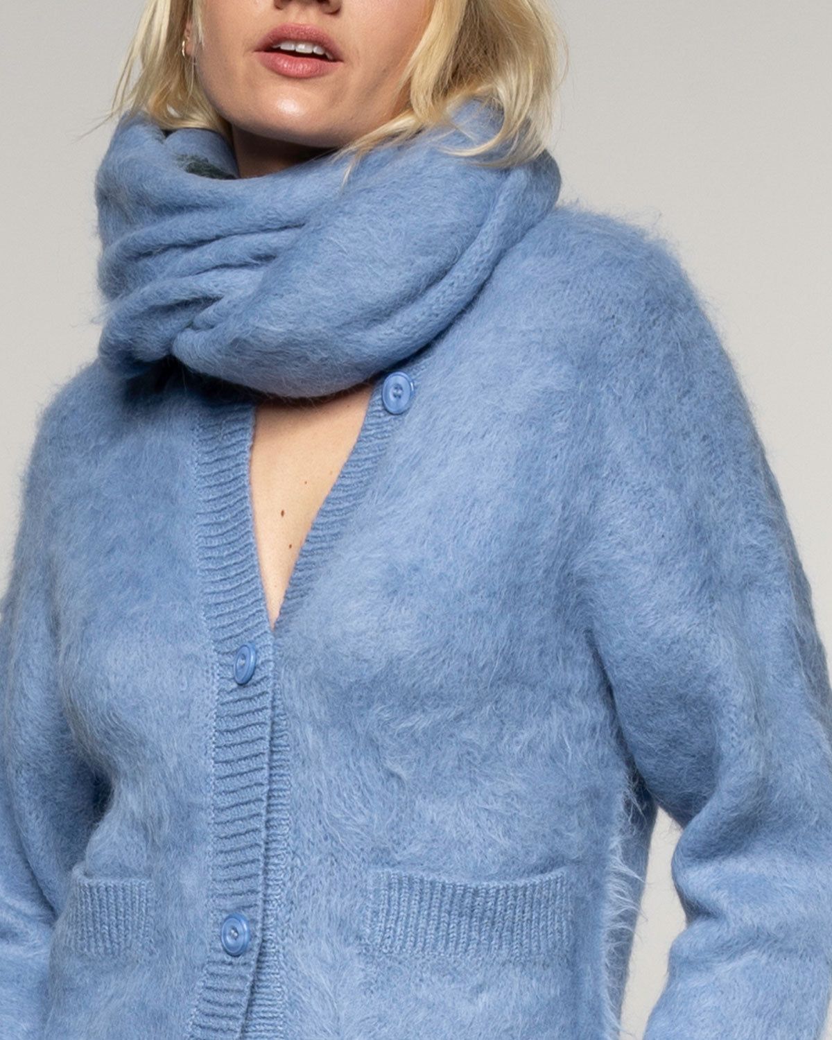 Brushed Jacket in Bleu – Detailaufnahme myloook #farbe_bleu