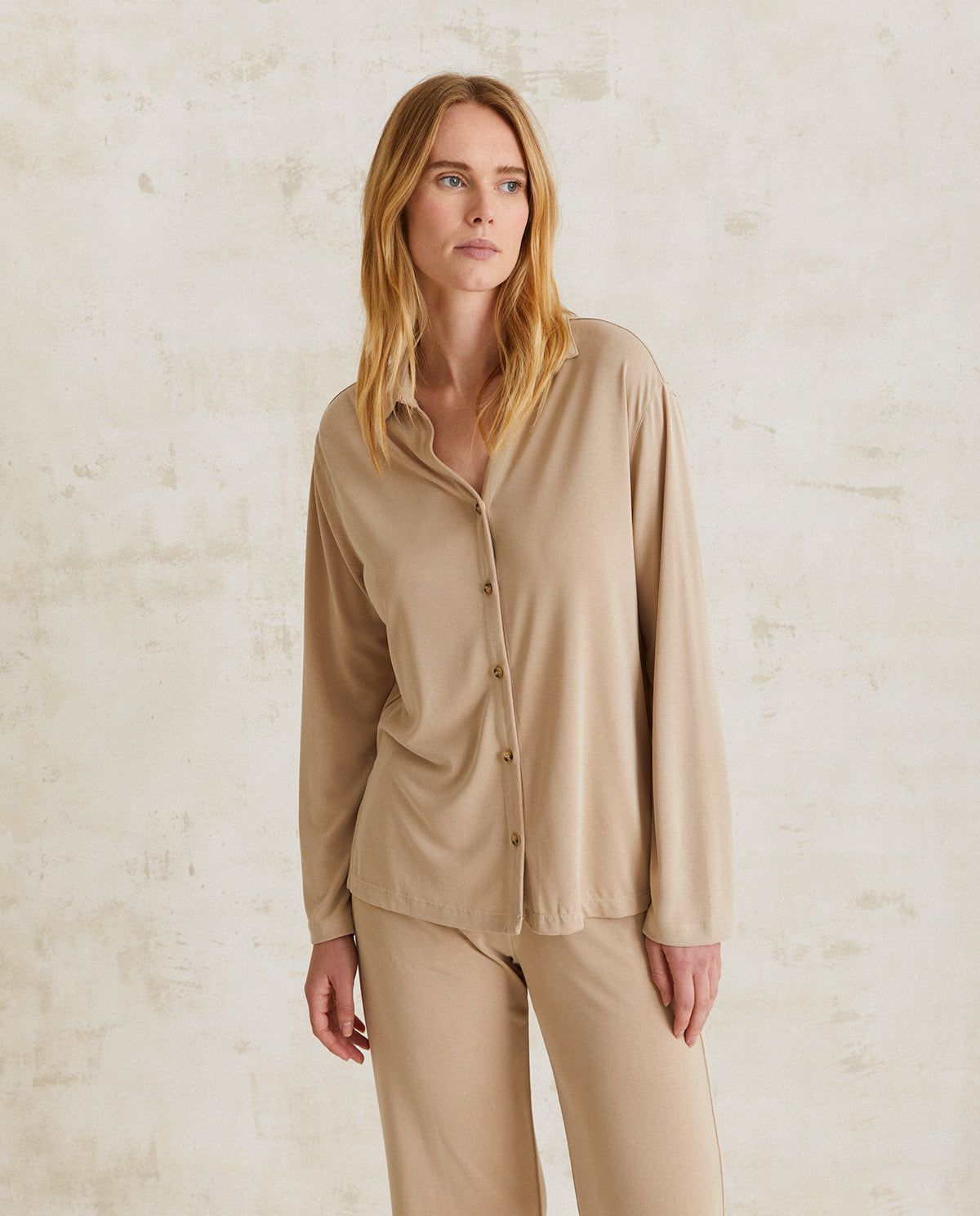 Hemdbluse fließend – Ganzkörperansicht in Beige #farbe_beige