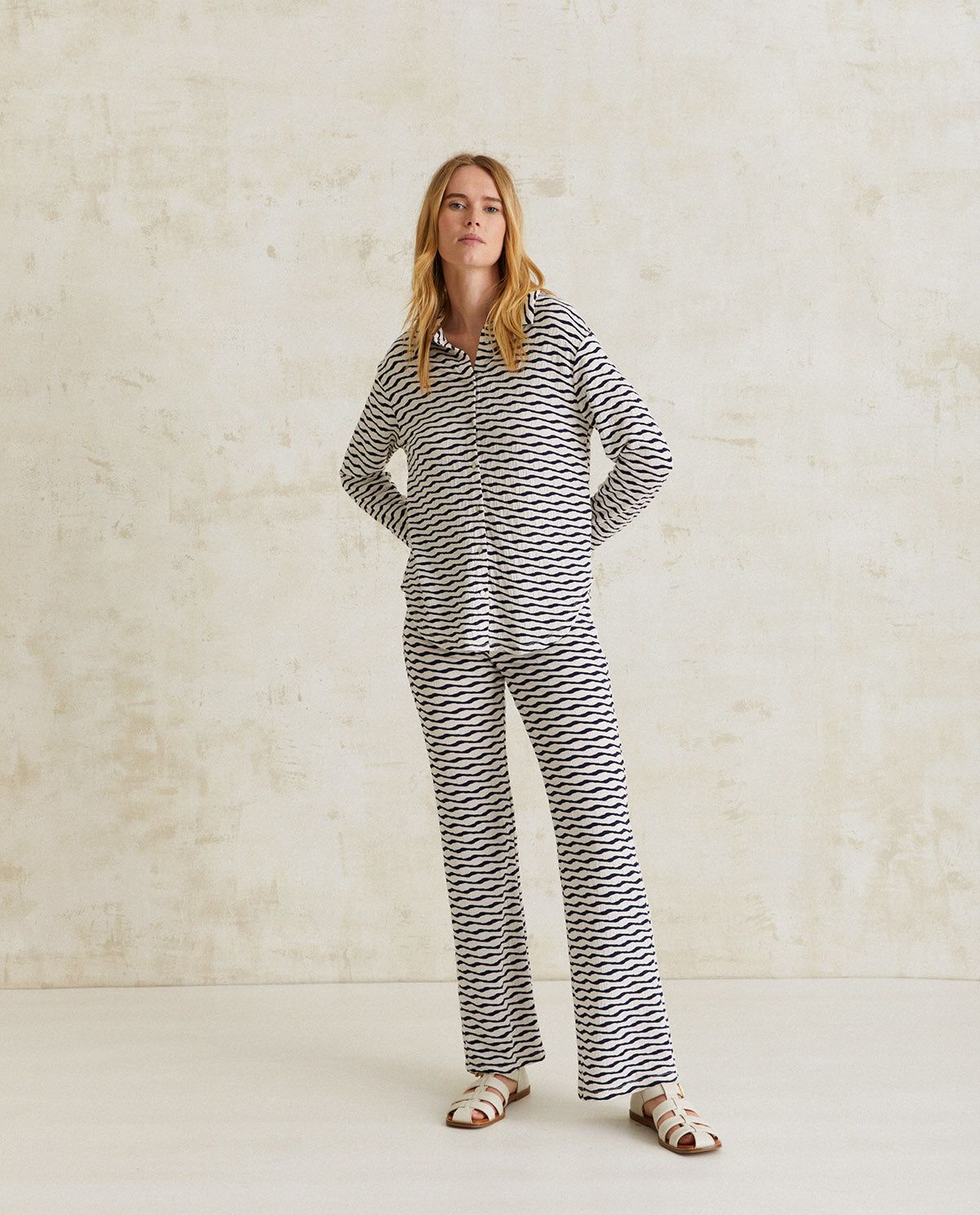 Hemdbluse gemustert – Produktbild in Ecru + Navy Stripes #farbe_ecru + navy stripes