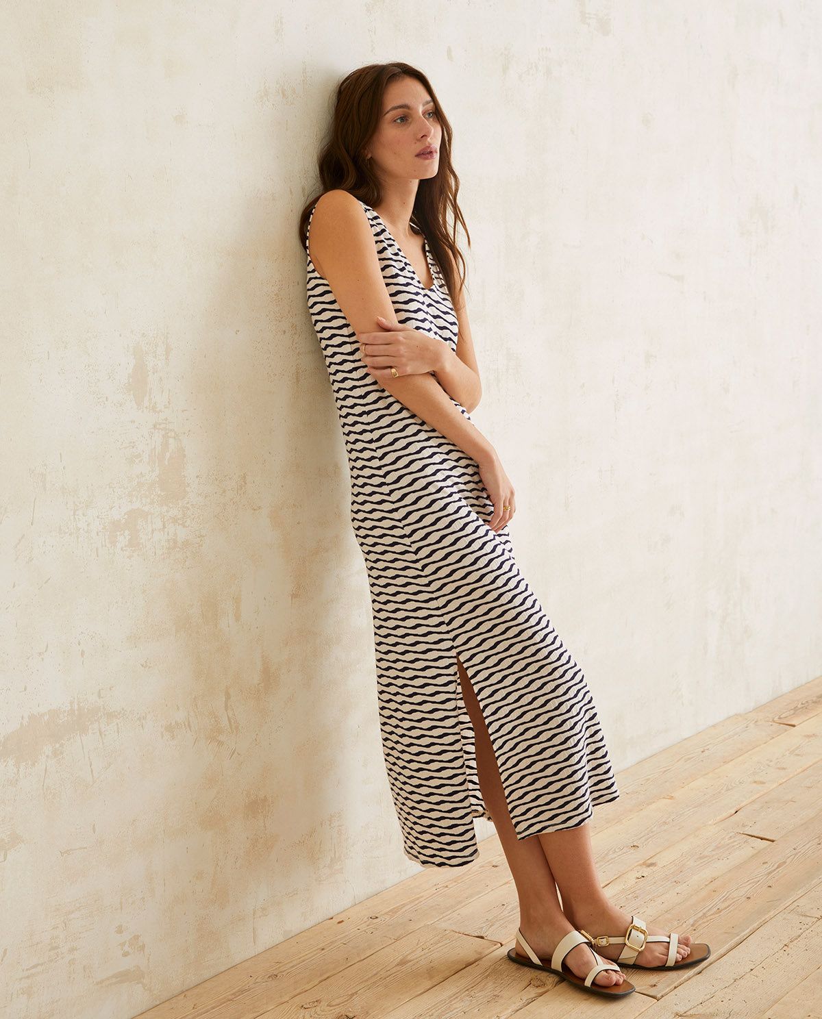Sommerkleid gemustert in Ecru + Navy Stripes – Rückansicht myloook #farbe_ecru + navy stripes