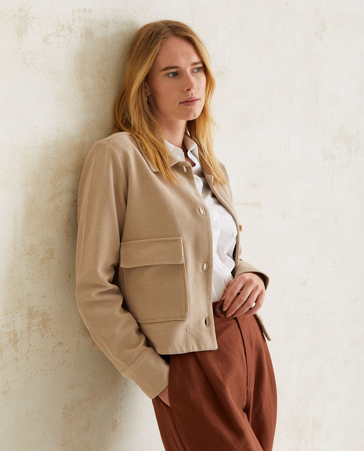 kurze Jacke in Beige – Ganzkörperansicht myloook #farbe_beige