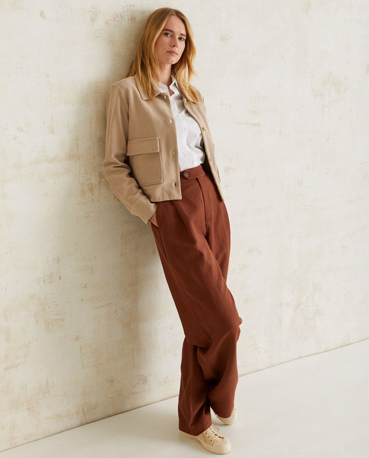 kurze Jacke in Beige – Seitenansicht #farbe_beige