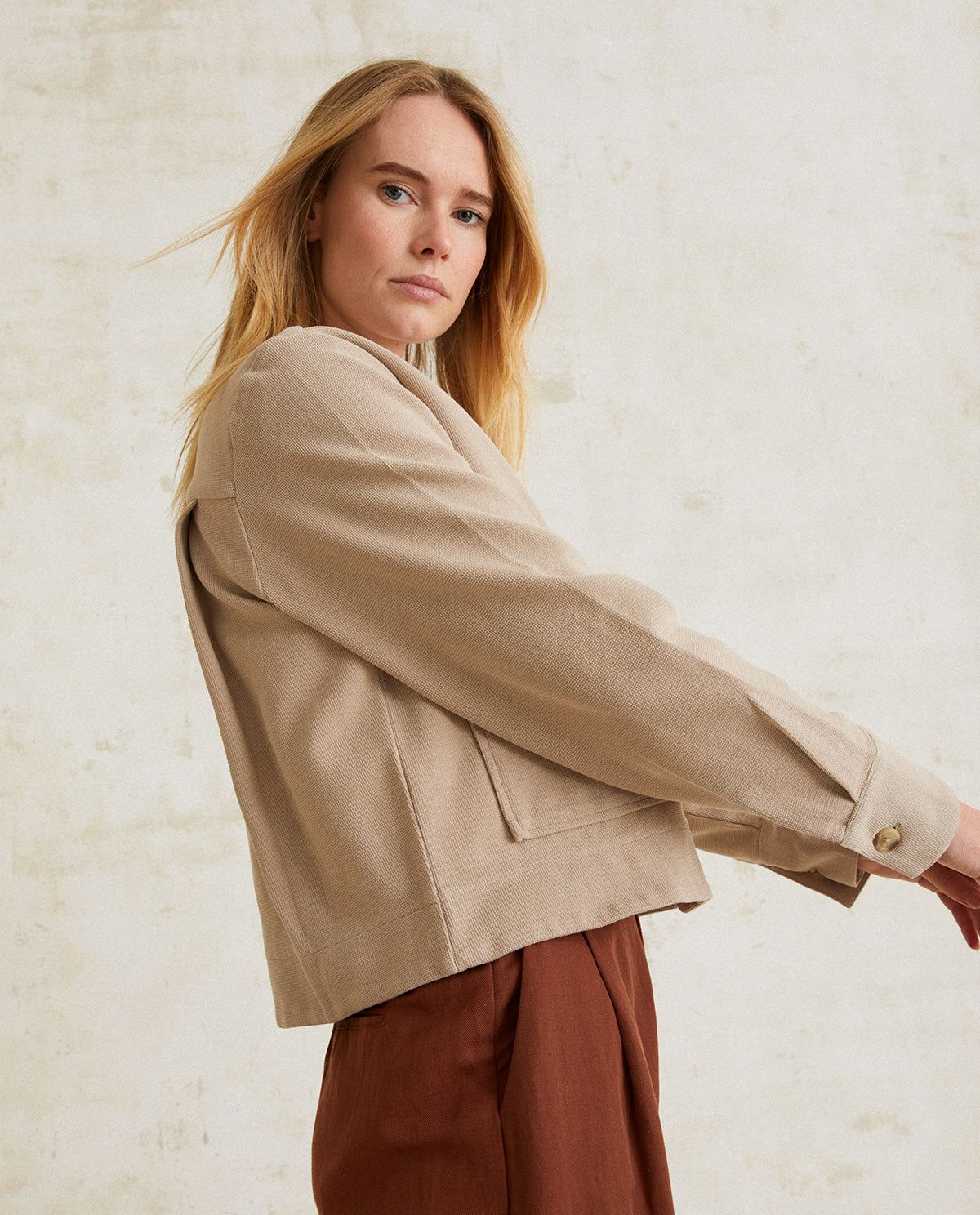 kurze Jacke in Beige – Frontansicht #farbe_beige