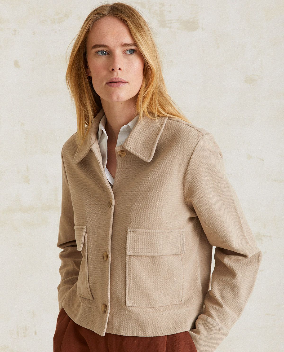 kurze Jacke – Nahaufnahme in Beige #farbe_beige