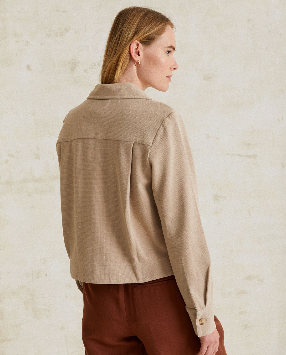 kurze Jacke in Beige – Detailaufnahme #farbe_beige