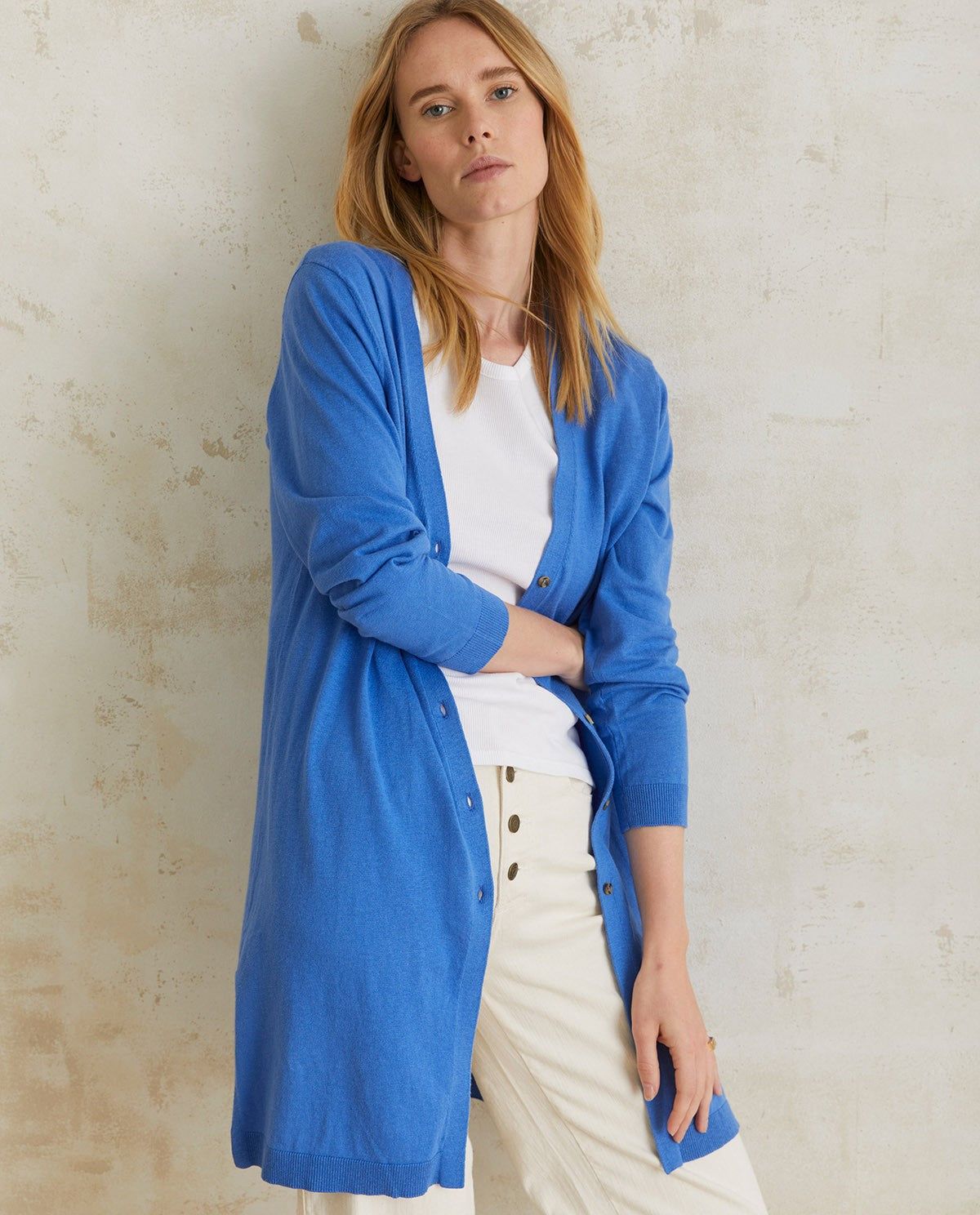Lange Strickjacke mit Knöpfen in Indigo – Seitenansicht myloook #farbe_indigo