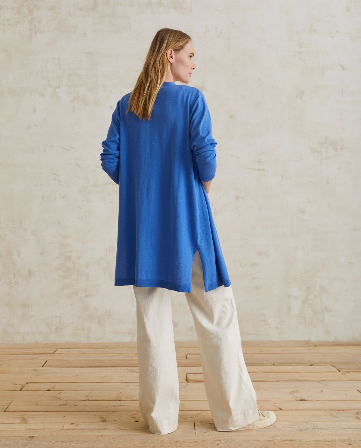 Lange Strickjacke mit Knöpfen in Indigo – Detailansicht Verarbeitung #farbe_indigo