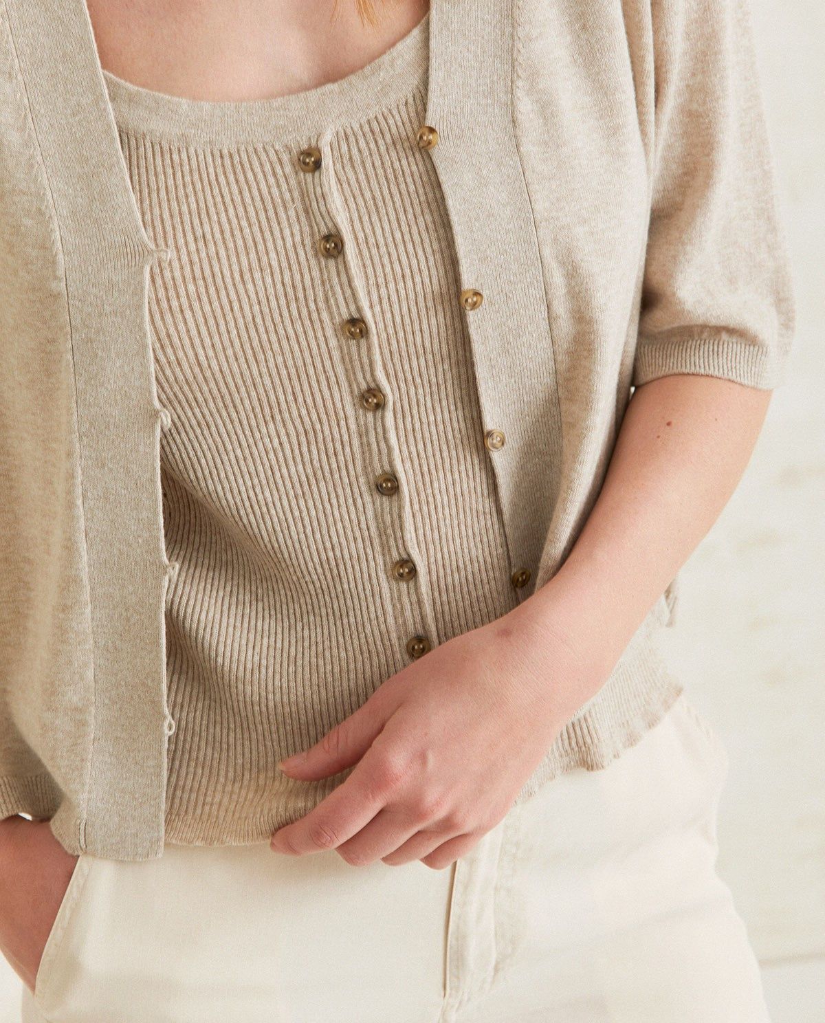 Kurzarm-Cardigan in Beige – Styling-Ansicht #farbe_beige