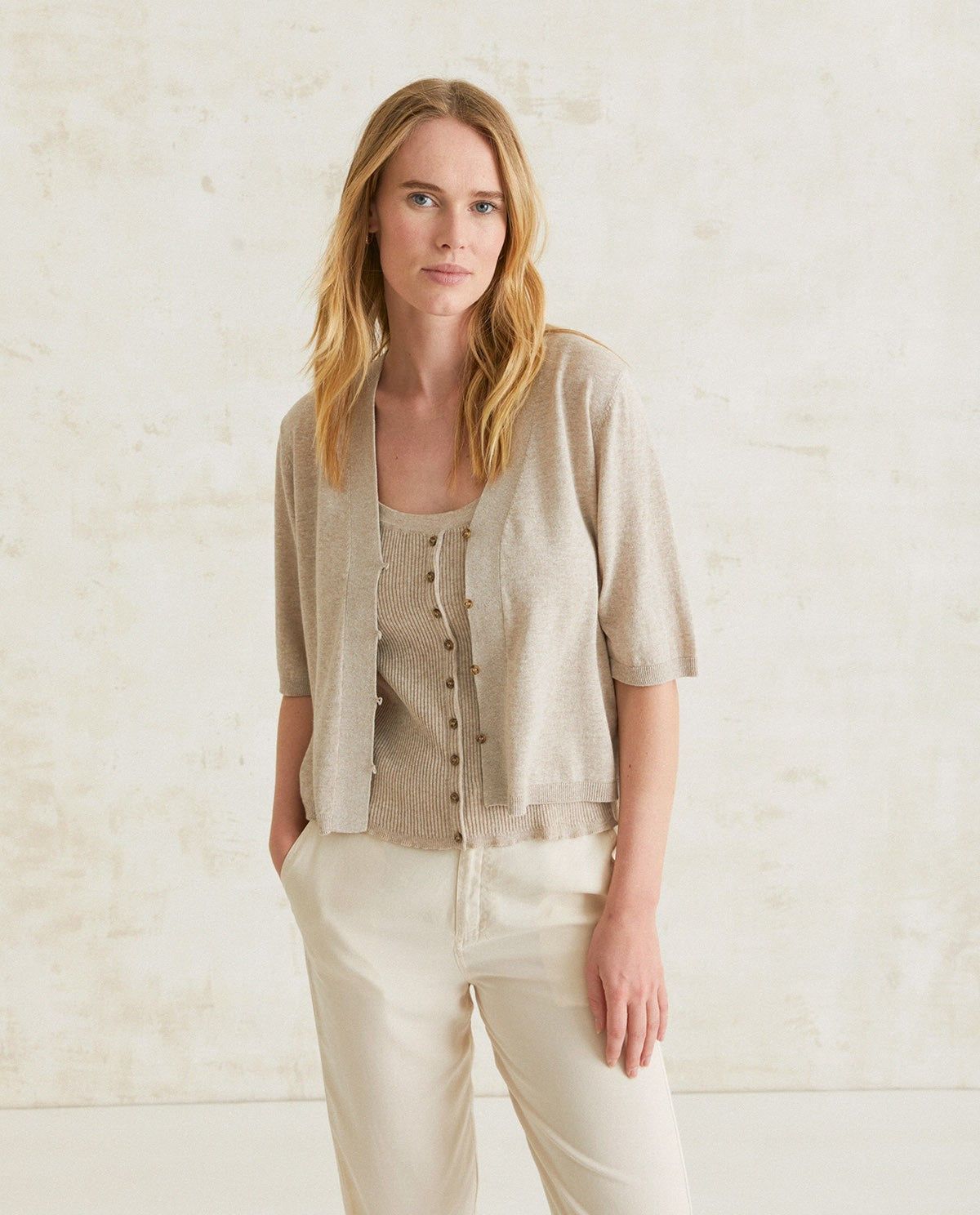 Kurzarm-Cardigan in Beige – Seitenansicht myloook #farbe_beige