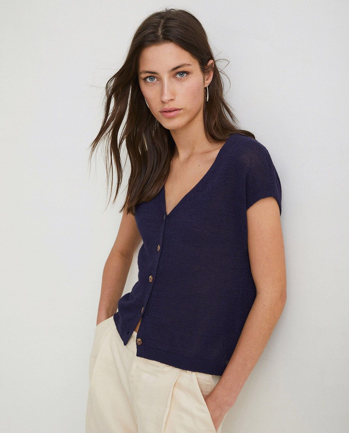 Sommerstrick Weste in Dunkelblau – Nahaufnahme myloook #farbe_dunkelblau
