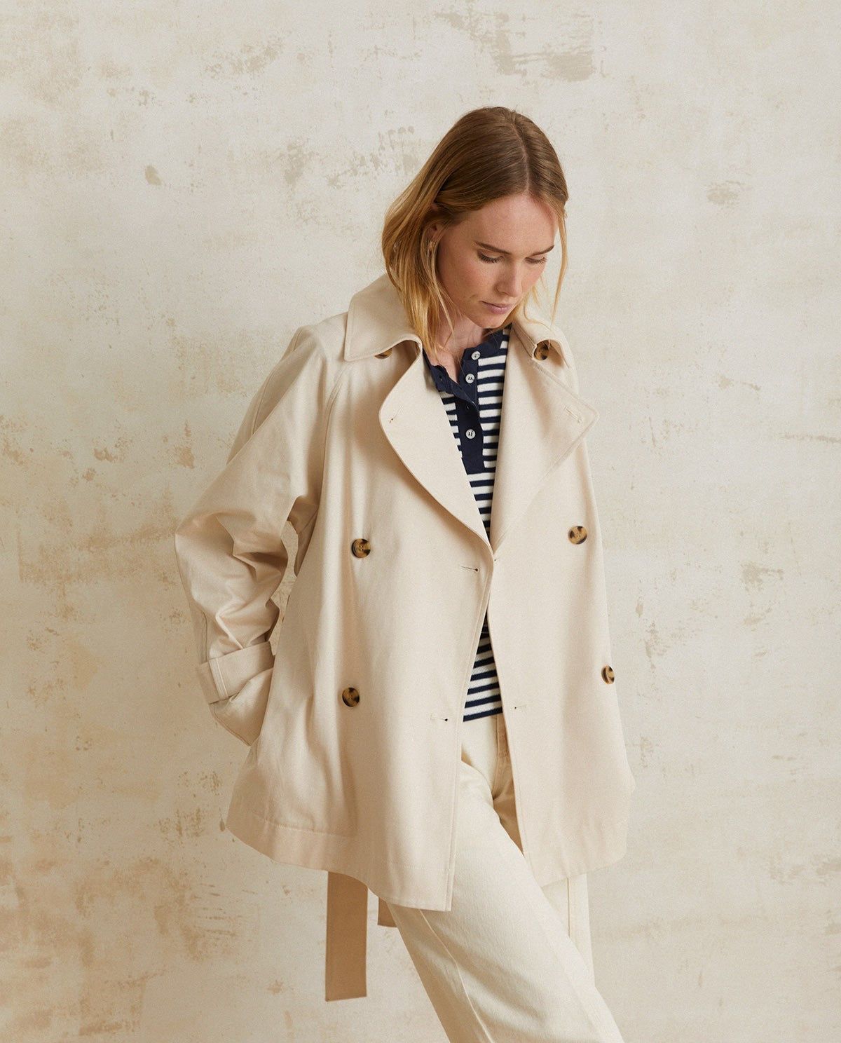 Trenchcoat kurz – Produktfoto in Natur #farbe_natur