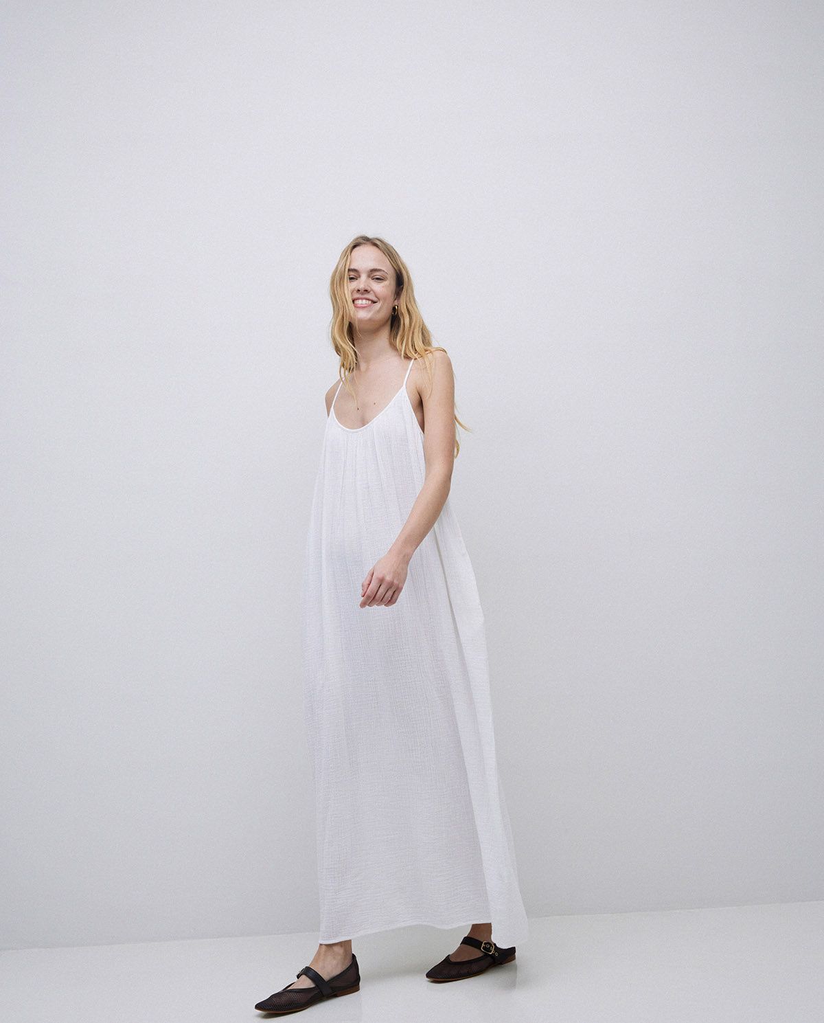 Luftiges Musselin-Maxikleid in Weiß – Styling-Ansicht myloook #farbe_weiß