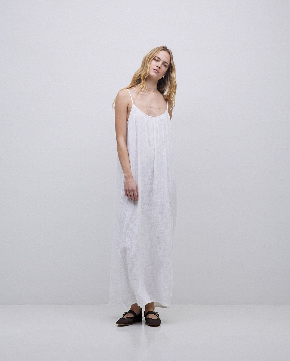 Luftiges Musselin-Maxikleid in Weiß – Detailansicht Verarbeitung myloook #farbe_weiß