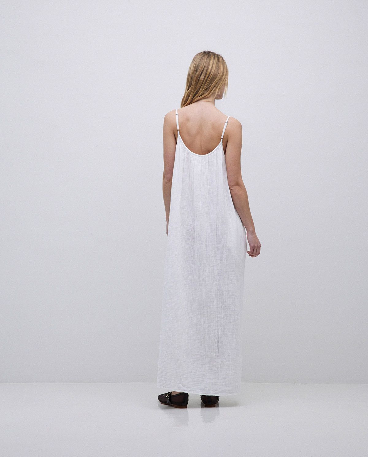 Luftiges Musselin-Maxikleid – Ansicht von hinten in Weiß #farbe_weiß