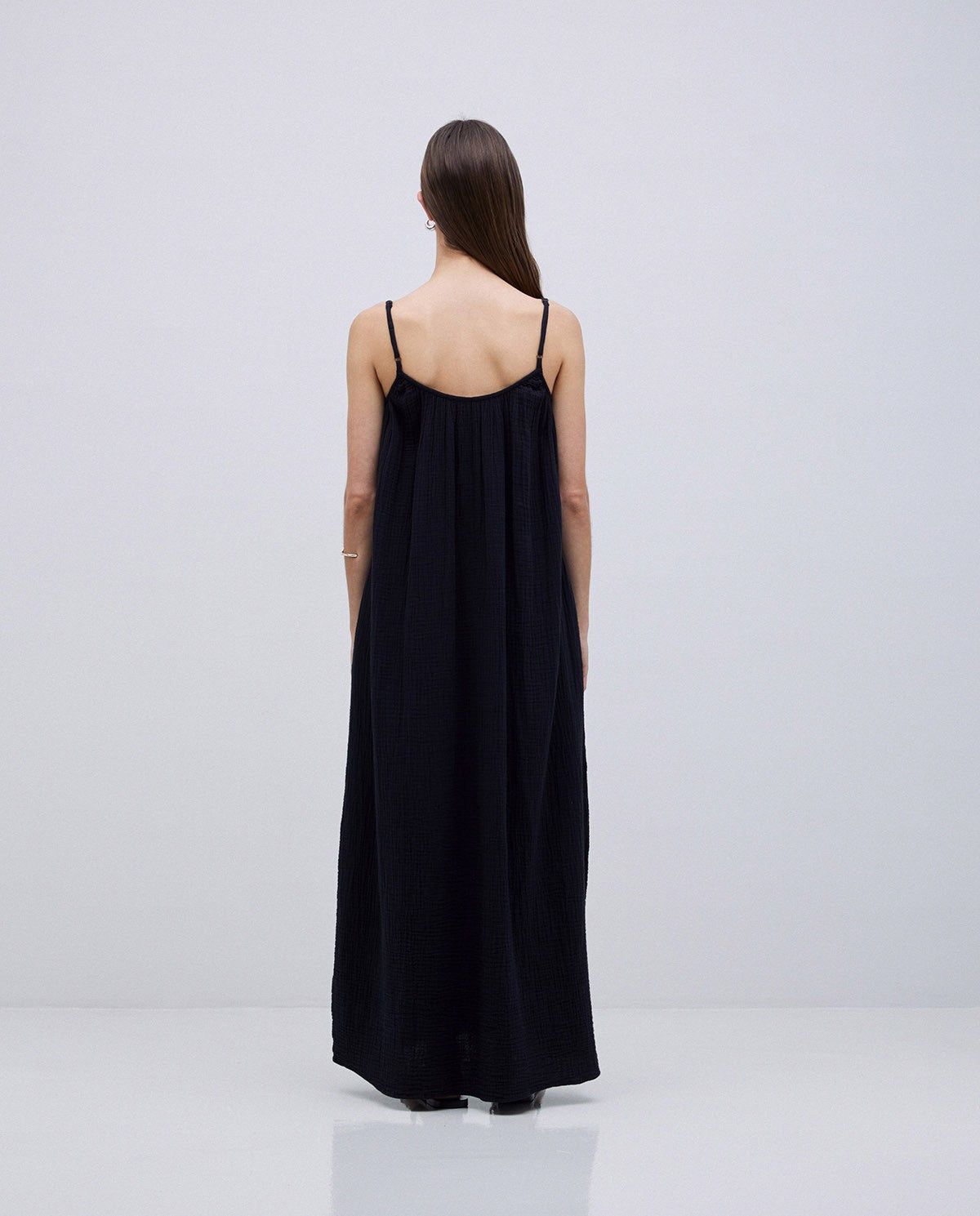 Luftiges Musselin-Maxikleid in Schwarz – Detailansicht Stoff #farbe_schwarz
