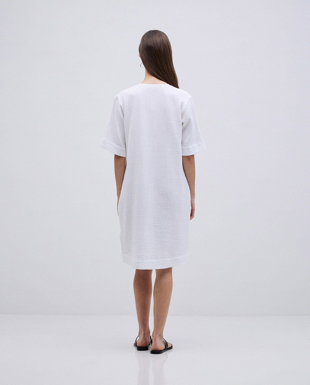 Musselin-Kleid – Detailansicht Verarbeitung in Weiß myloook #farbe_weiß