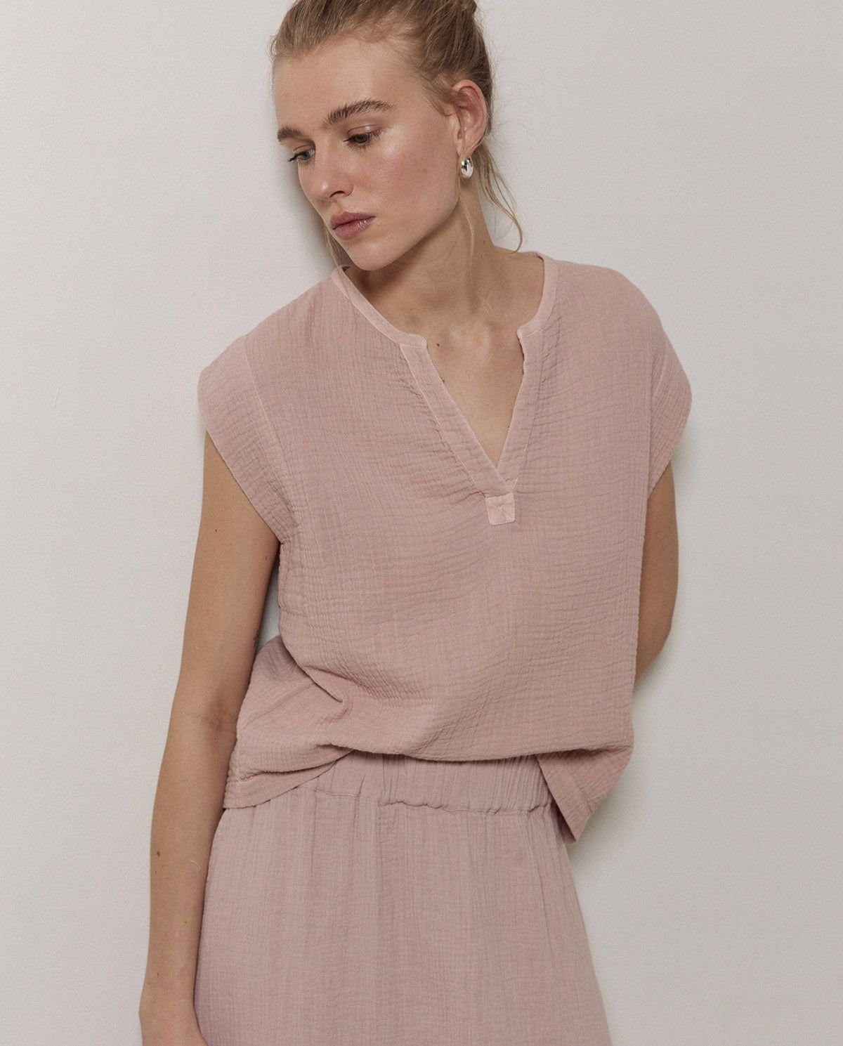 Luftige Bluse aus Baumwoll-Musselin in Rosa – Detailansicht myloook #farbe_rosa