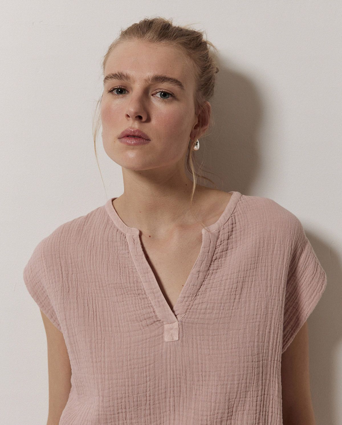 Luftige Bluse aus Baumwoll-Musselin – Vorderansicht in Rosa #farbe_rosa