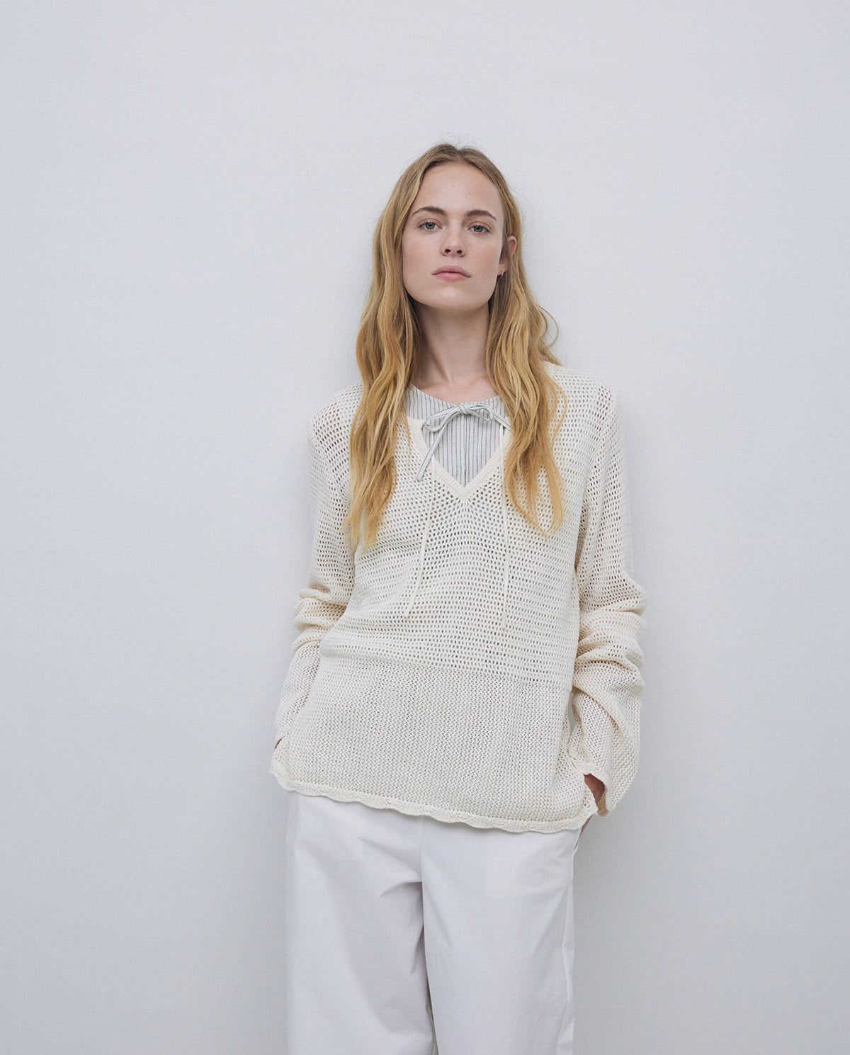 Leichter Strickpullover in Off White – Nahaufnahme myloook #farbe_off white