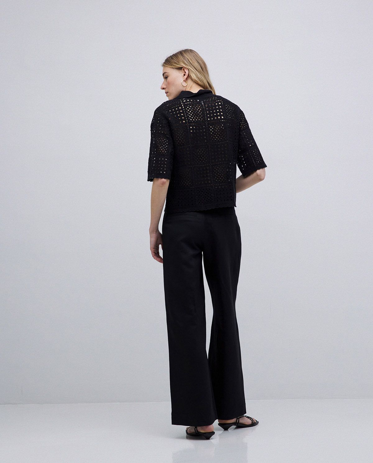 Häkelbluse in Schwarz – Ganzkörperansicht myloook #farbe_schwarz