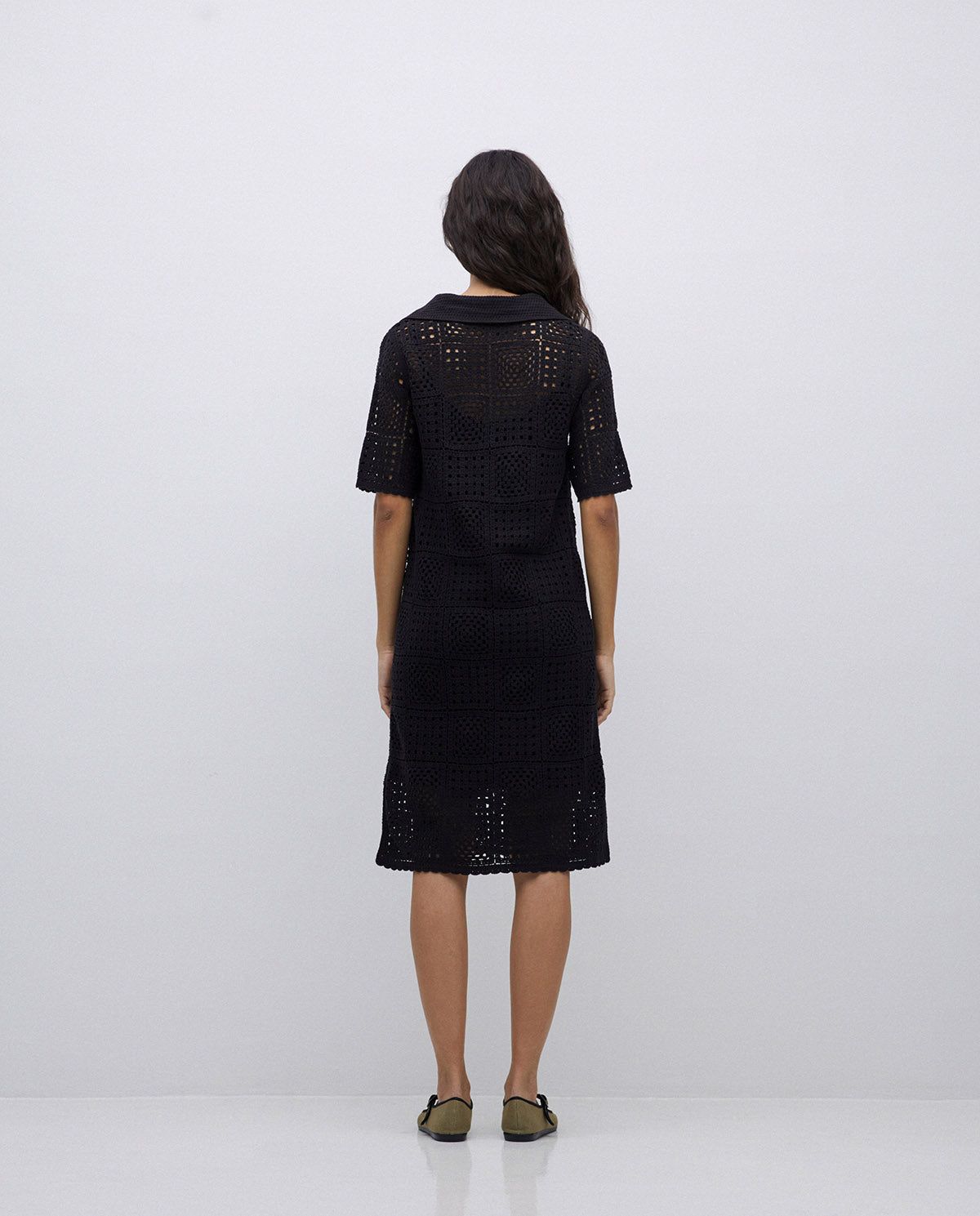 Häkelkleid in Schwarz – Rückansicht #farbe_schwarz
