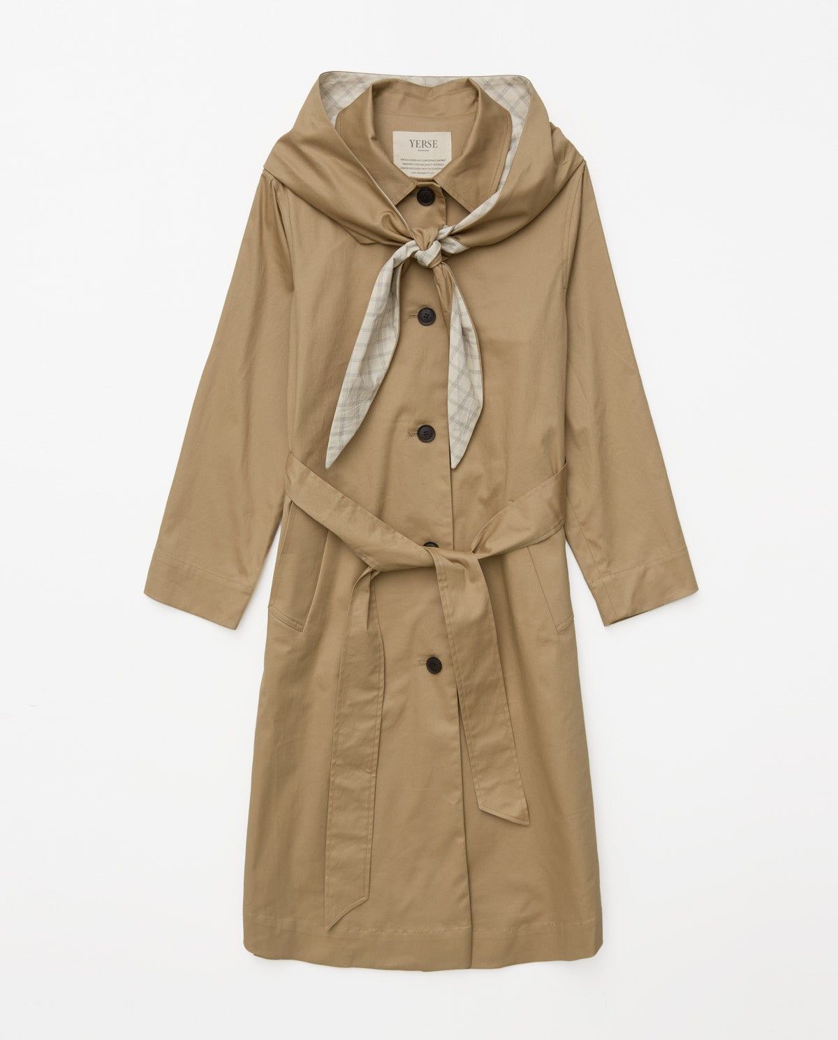 Trenchcoat aus Baumwolle in Camel – Halbnahaufnahme myloook #farbe_camel
