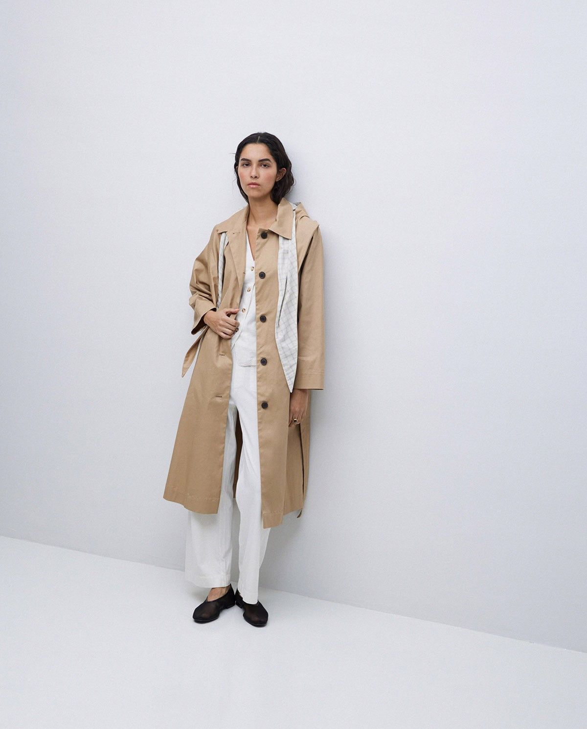 Trenchcoat aus Baumwolle in Camel – Detailaufnahme myloook #farbe_camel