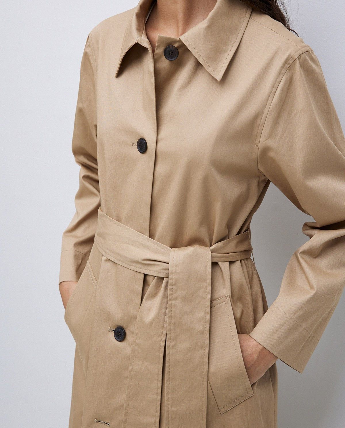 Trenchcoat aus Baumwolle – Ansicht von hinten in Camel #farbe_camel