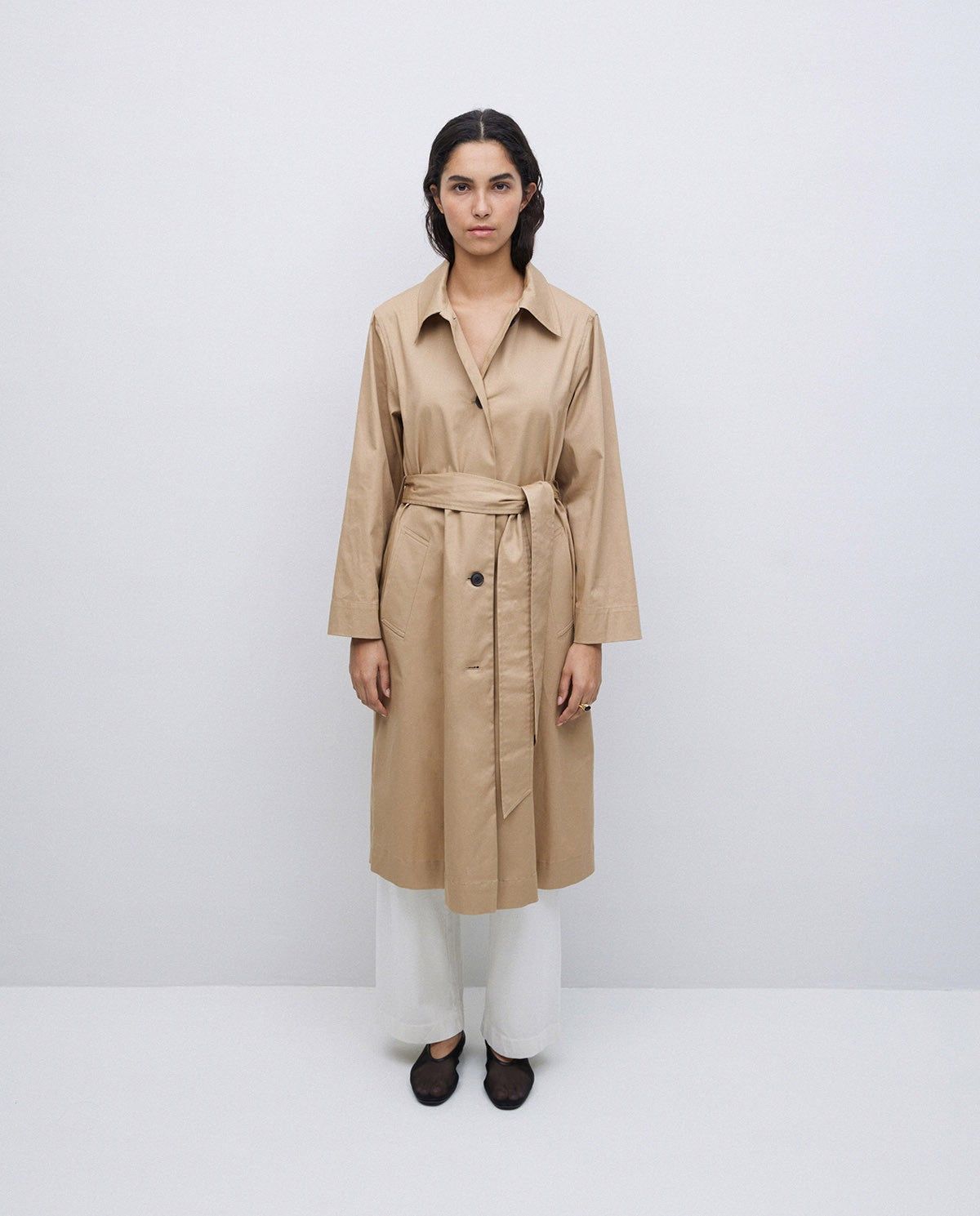 Trenchcoat aus Baumwolle in Camel – Detailansicht Stoff #farbe_camel