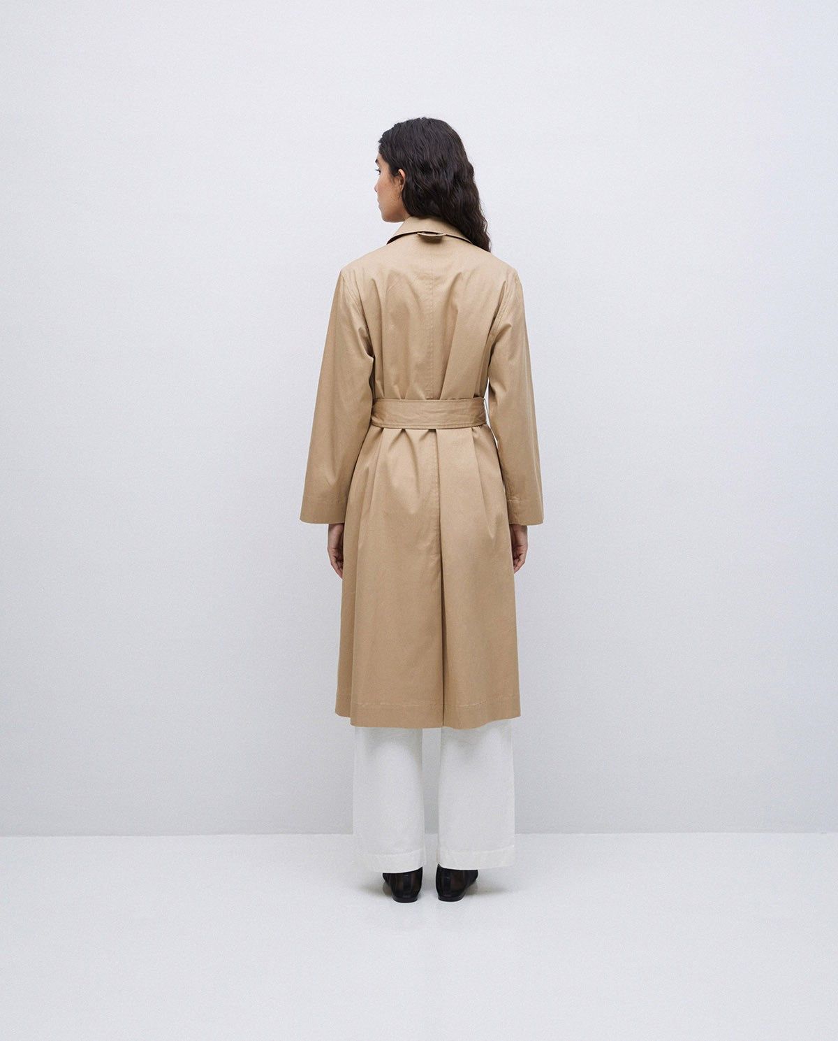 Trenchcoat aus Baumwolle – Detailansicht Verarbeitung in Camel #farbe_camel