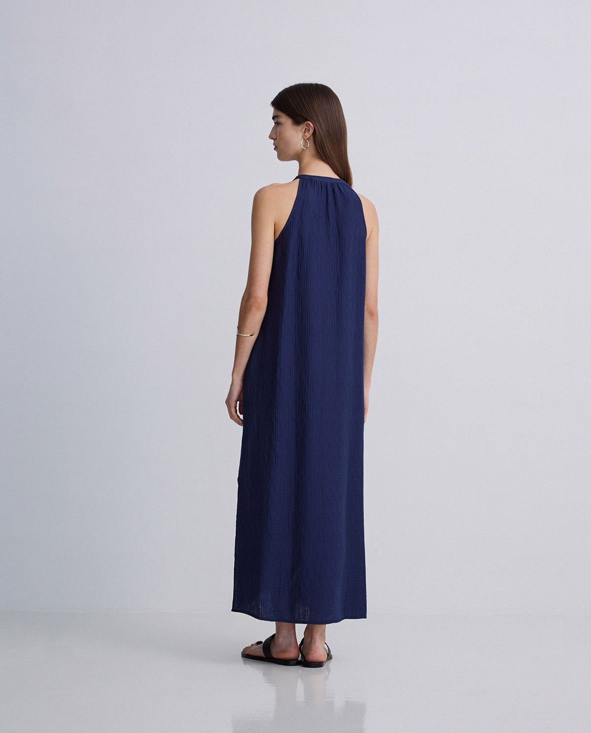 Neckholder Kleid – Detailansicht Verarbeitung in Marineblau #farbe_marineblau