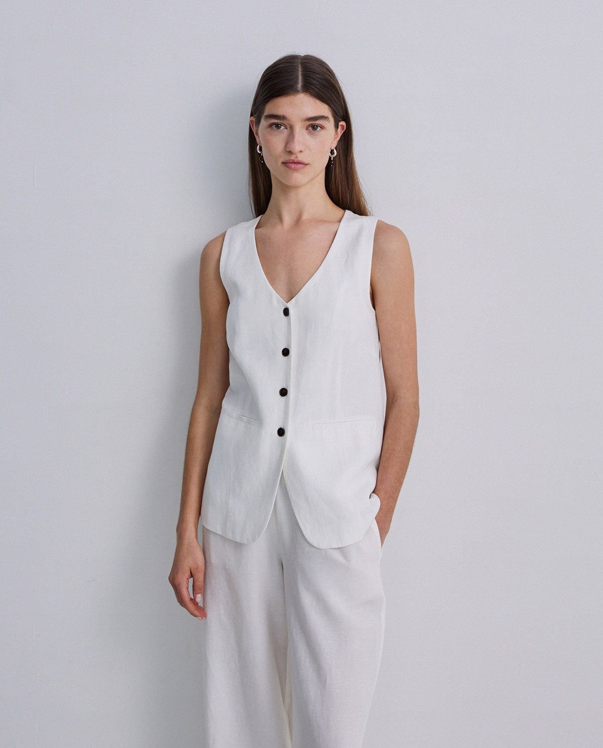 Lange Weste aus Tencel Leinen Mix in Ecru – Ansicht von hinten myloook #farbe_ecru