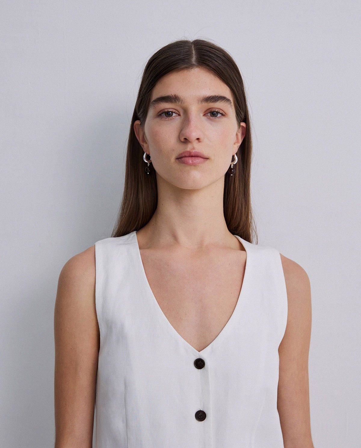 Lange Weste aus Tencel Leinen Mix in Ecru – Detailaufnahme #farbe_ecru