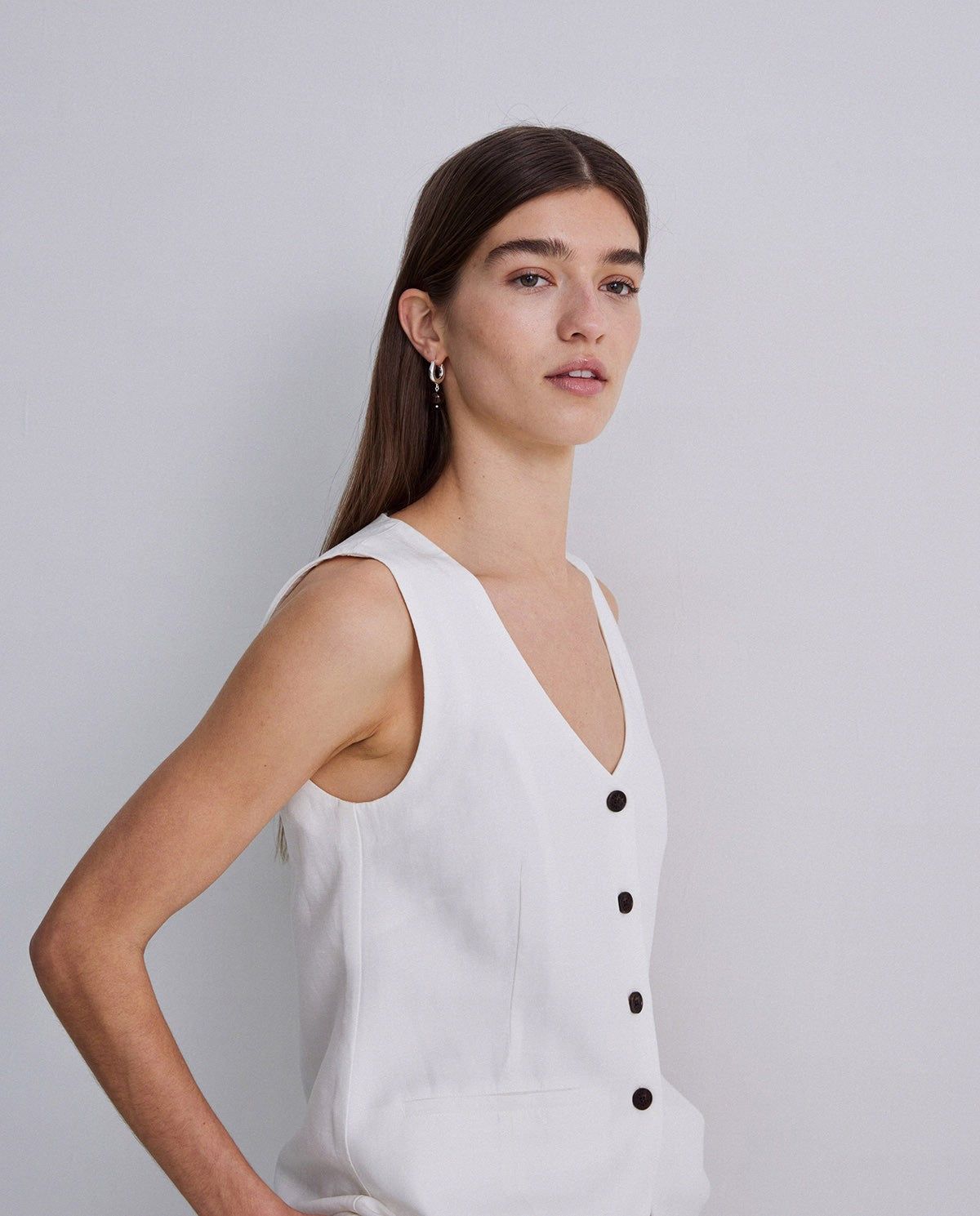 Lange Weste aus Tencel Leinen Mix in Ecru – Detailansicht #farbe_ecru