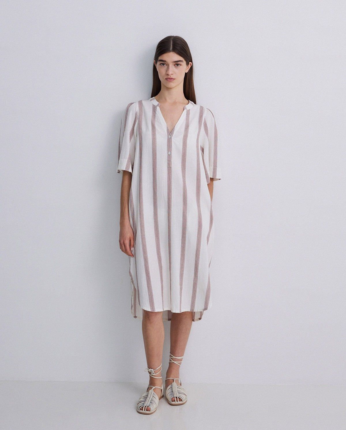 Kurzes Musselin-Kleid in Ecru – Detailansicht Stoff myloook #Farbe_Ecru