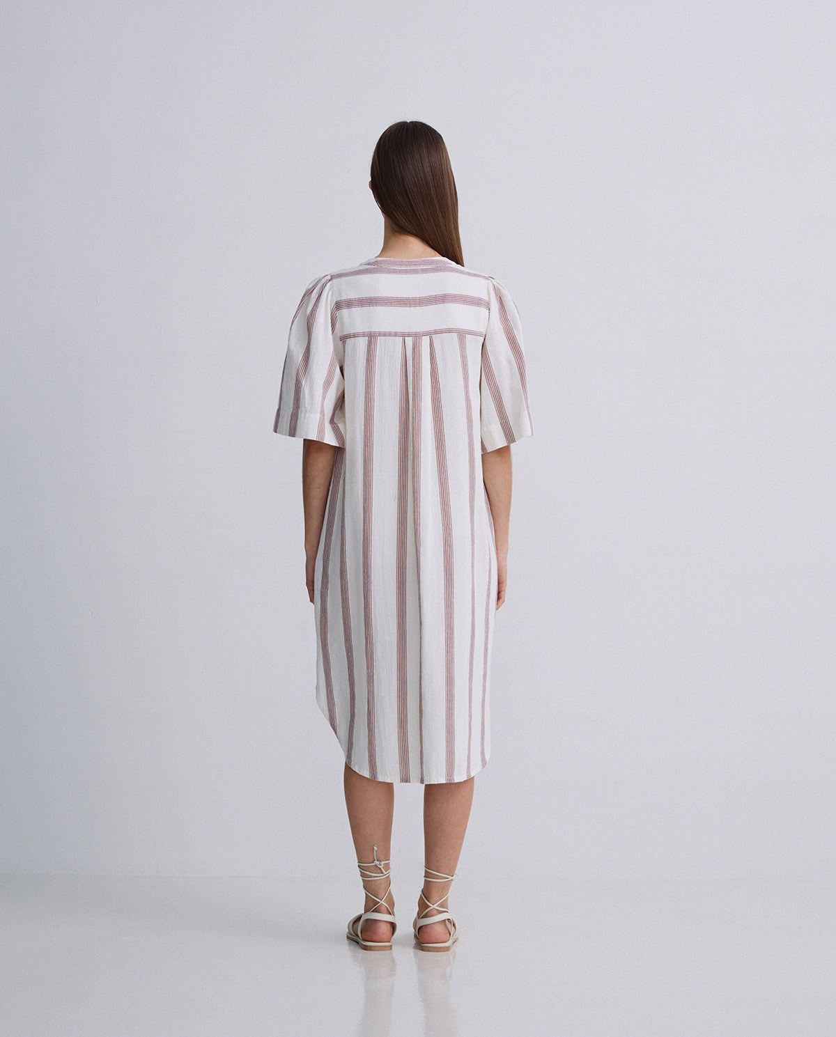 Kurzes Musselin-Kleid in Ecru – Halbnahaufnahme myloook #Farbe_Ecru