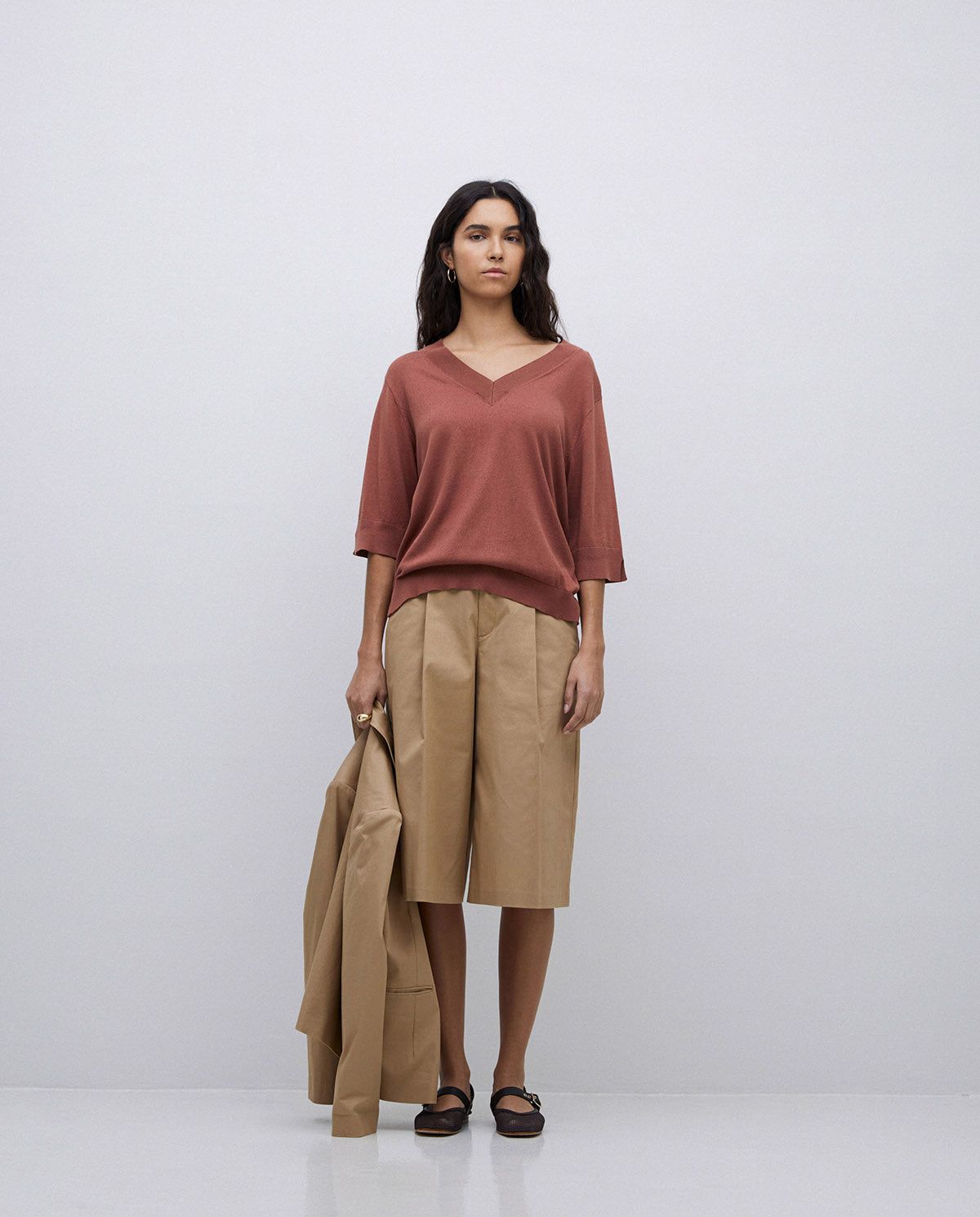 Bermuda-Shorts aus reiner Baumwolle in Sand – Halbnahaufnahme #farbe_sand