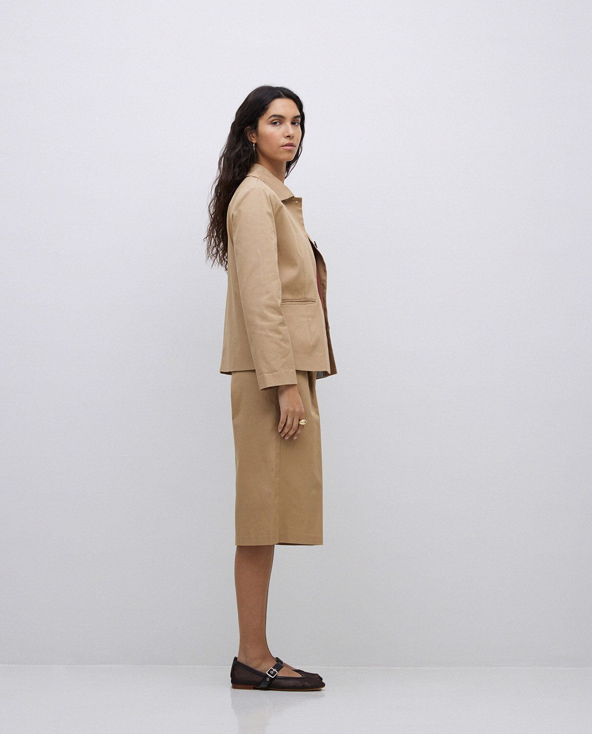 Bermuda-Shorts aus reiner Baumwolle – Nahaufnahme in Sand #farbe_sand