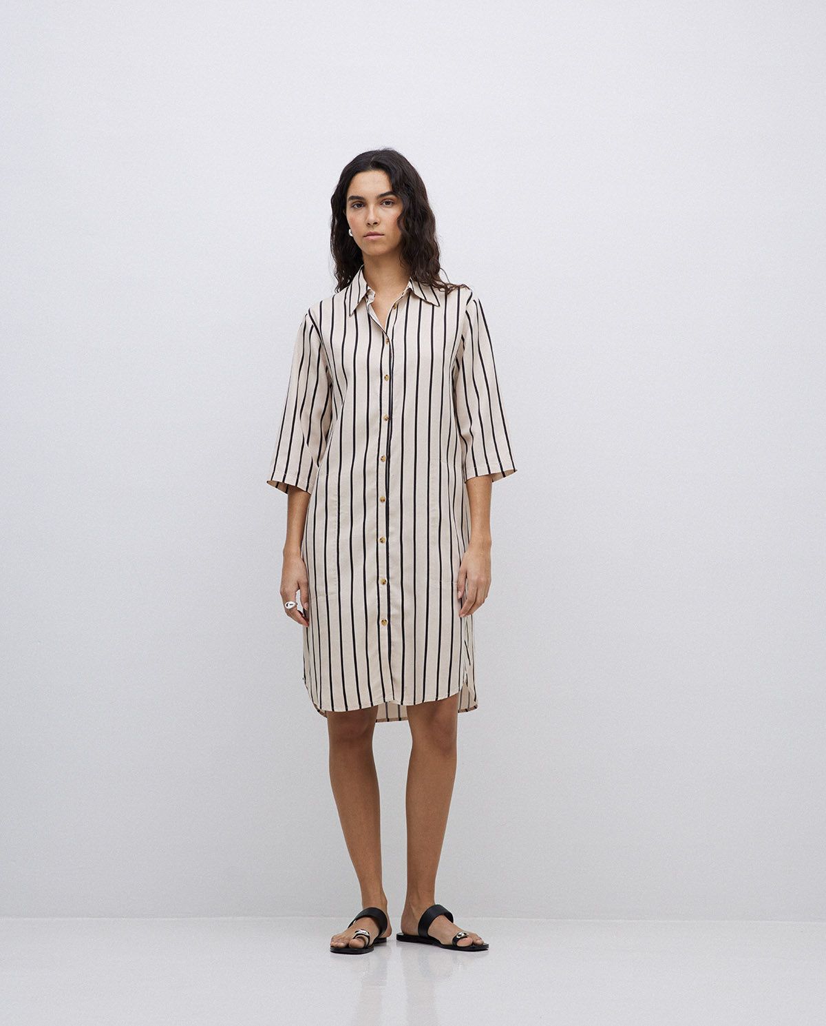 Hemdblusenkleid mit Kragen in Ecru – Detailansicht Stoff #farbe_ecru