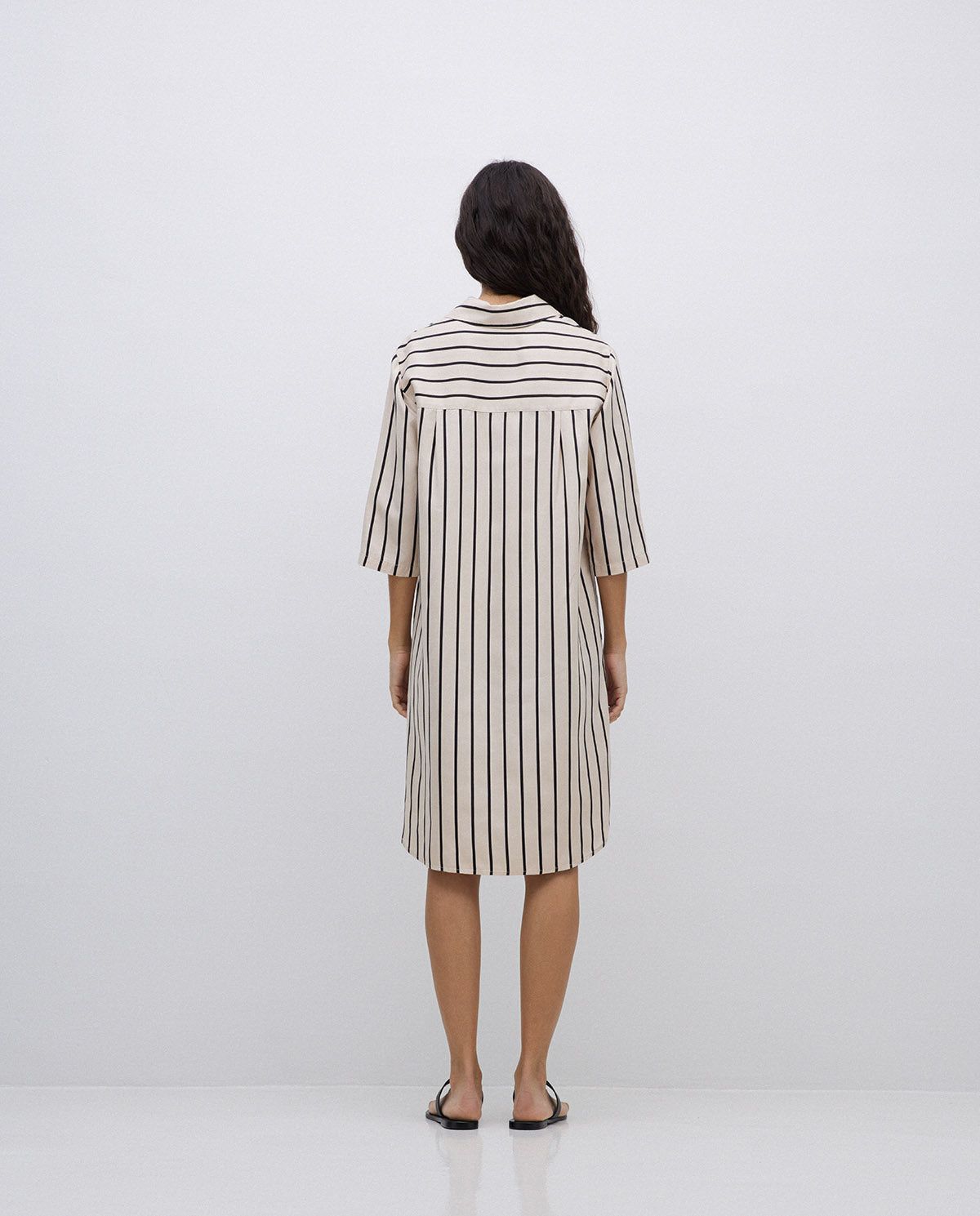 Hemdblusenkleid mit Kragen – Frontansicht in Ecru myloook #farbe_ecru