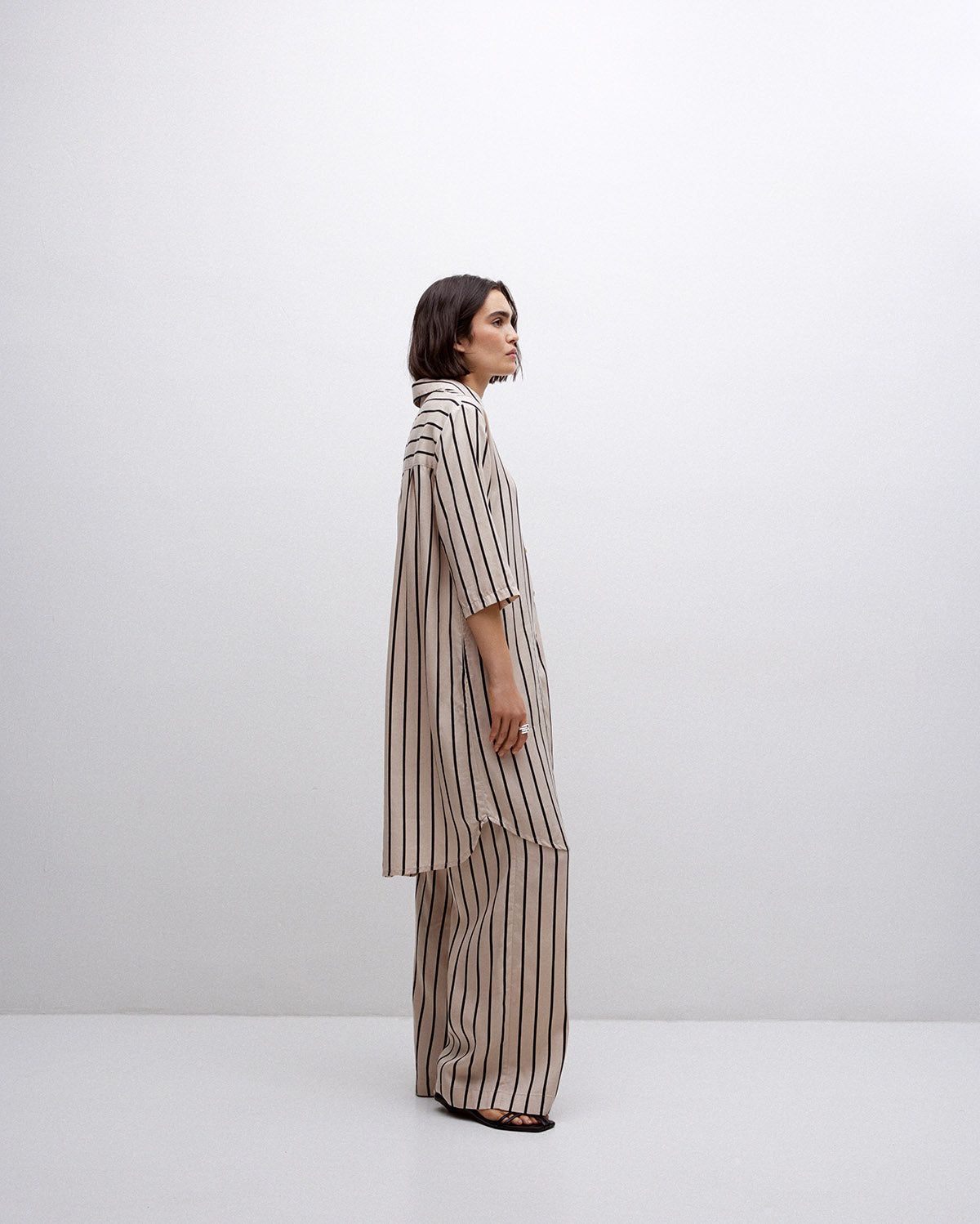 Hemdblusenkleid mit Kragen in Ecru – Produktfoto #farbe_ecru