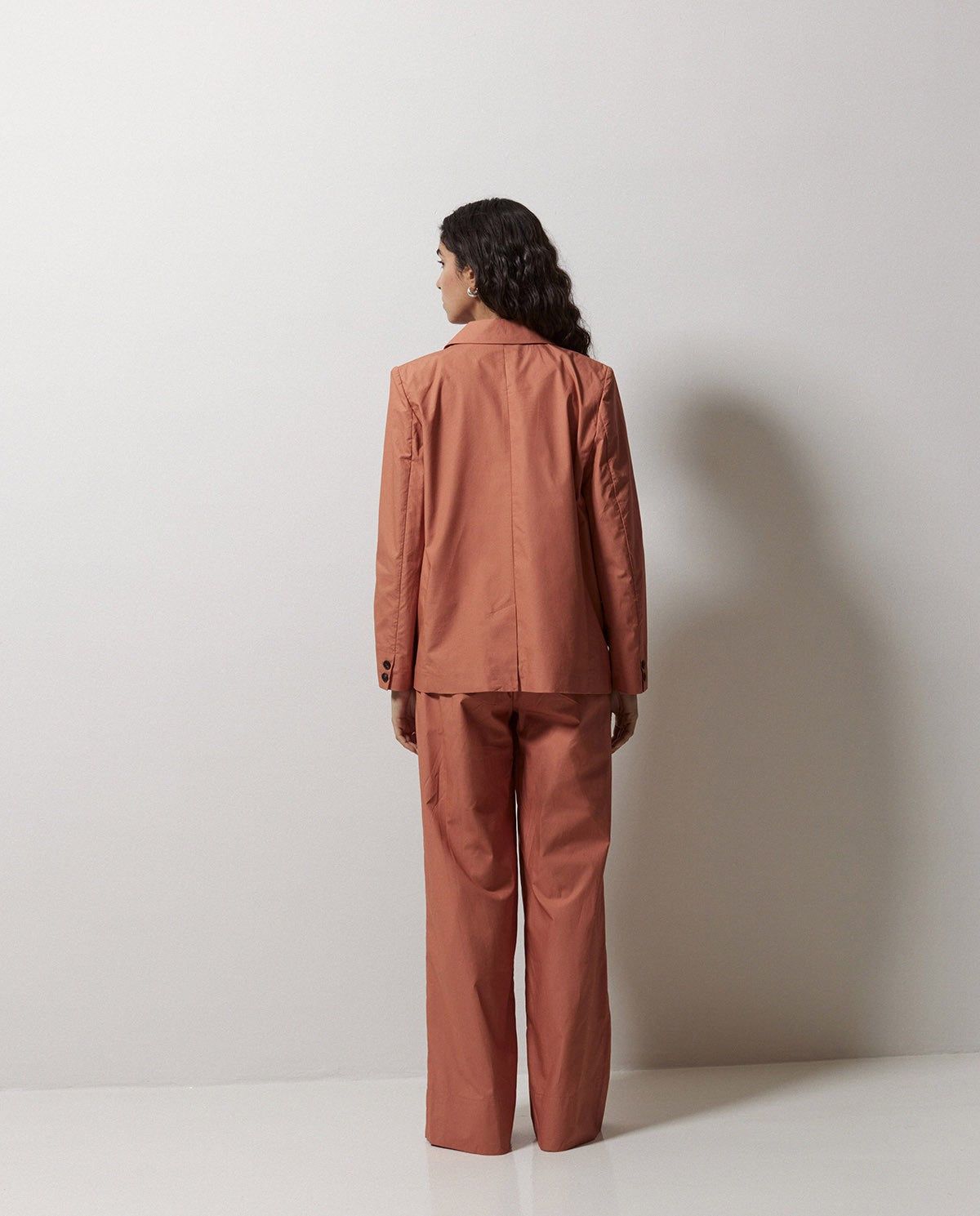 Sportlicher Blazer aus Popeline – Ganzkörperansicht in Terracota #farbe_terracota