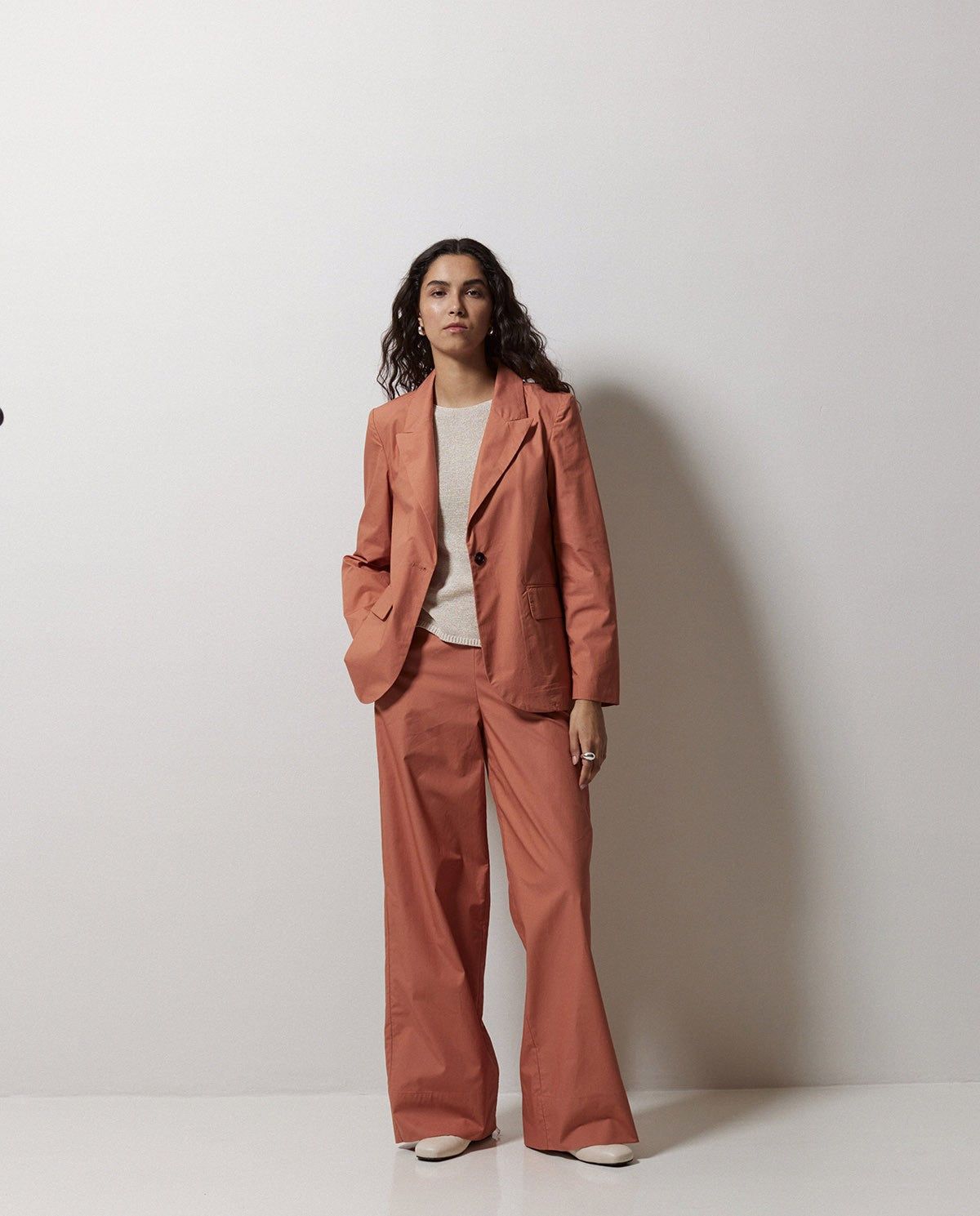 Sportlicher Blazer aus Popeline in Terracota – Detailaufnahme #farbe_terracota