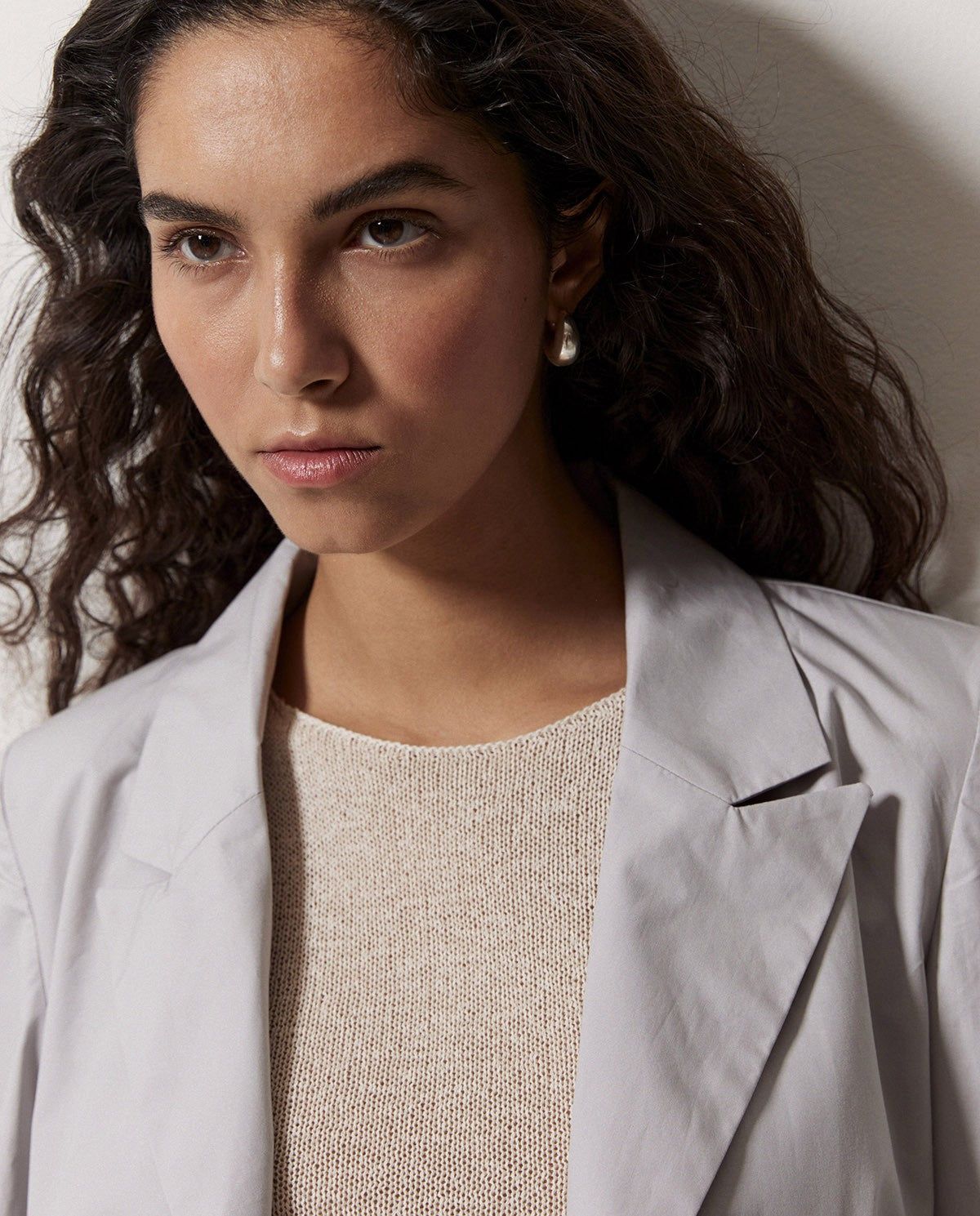 Sportlicher Blazer aus Popeline in Hellgrau – Nahaufnahme myloook #farbe_hellgrau