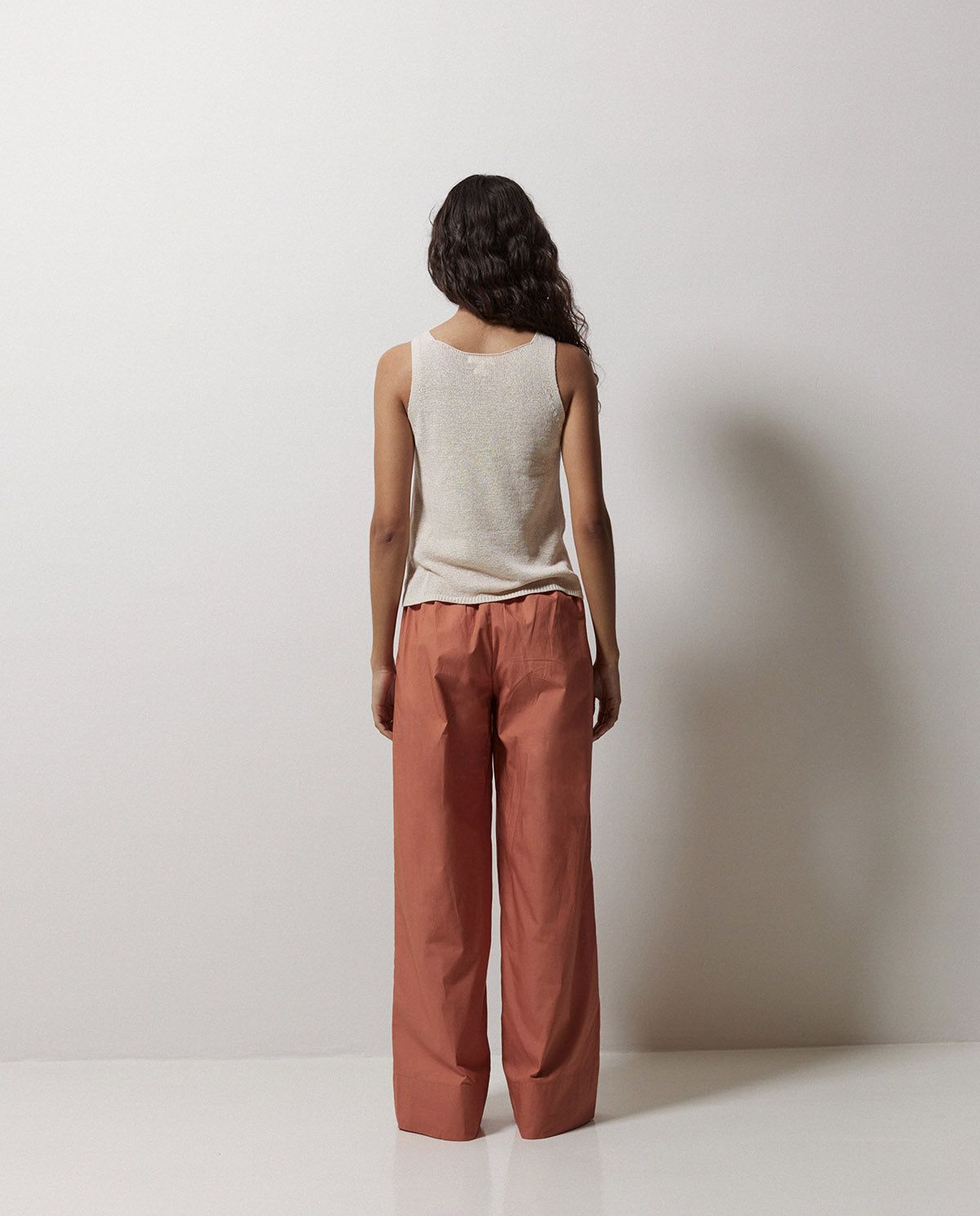 Popeline-Hose in Terracota – Ansicht von hinten #farbe_terracota
